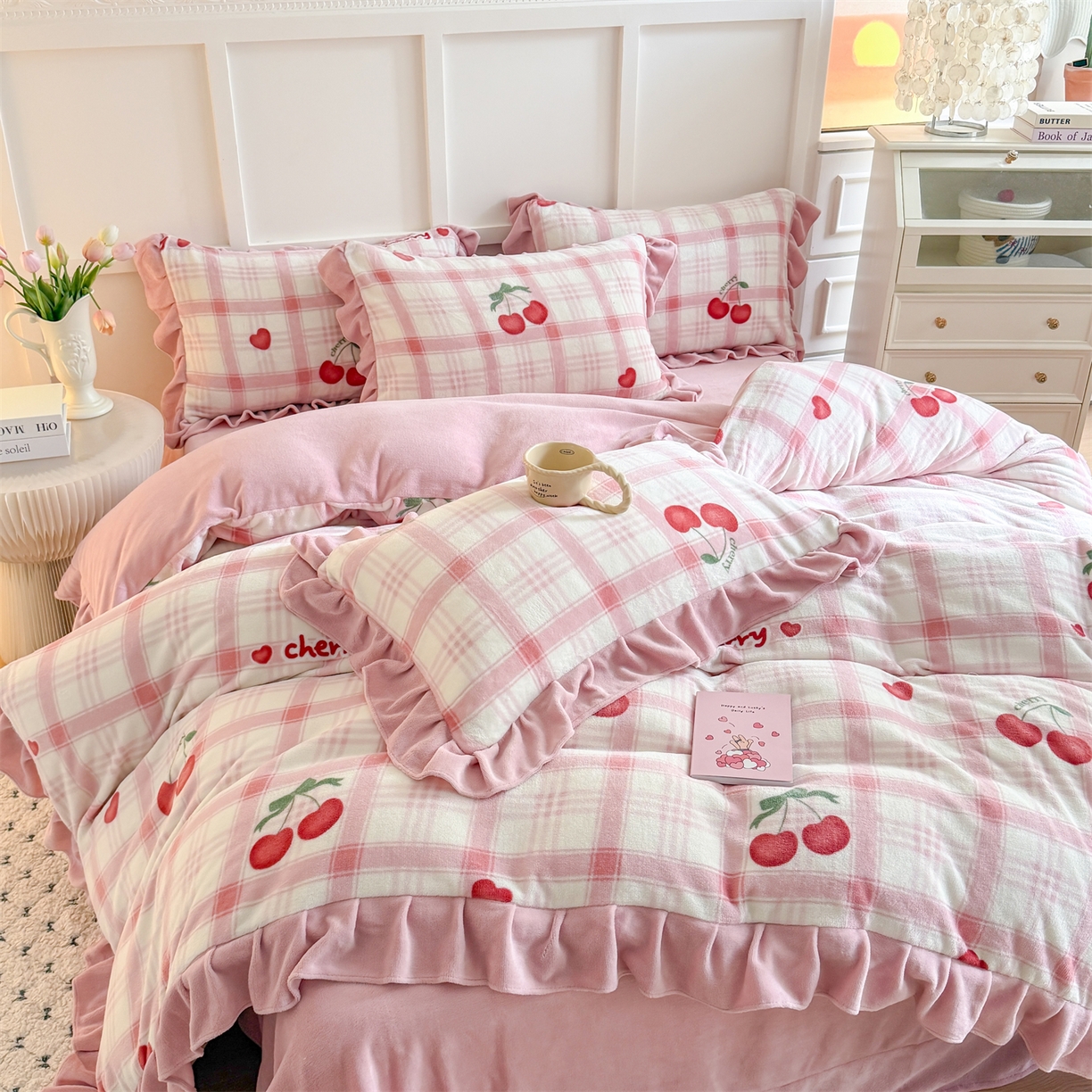 91家纺网 家纺一手货源 找家纺 温眠家纺 2025新款200g全工艺牛奶绒花边款四件套吊边床单 格子樱桃