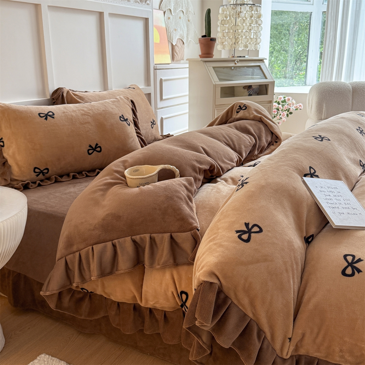 91家纺网 家纺一手货源 找家纺 温眠家纺 2025新款200g全工艺牛奶绒花边款四件套吊边床单 摩卡蝴蝶结