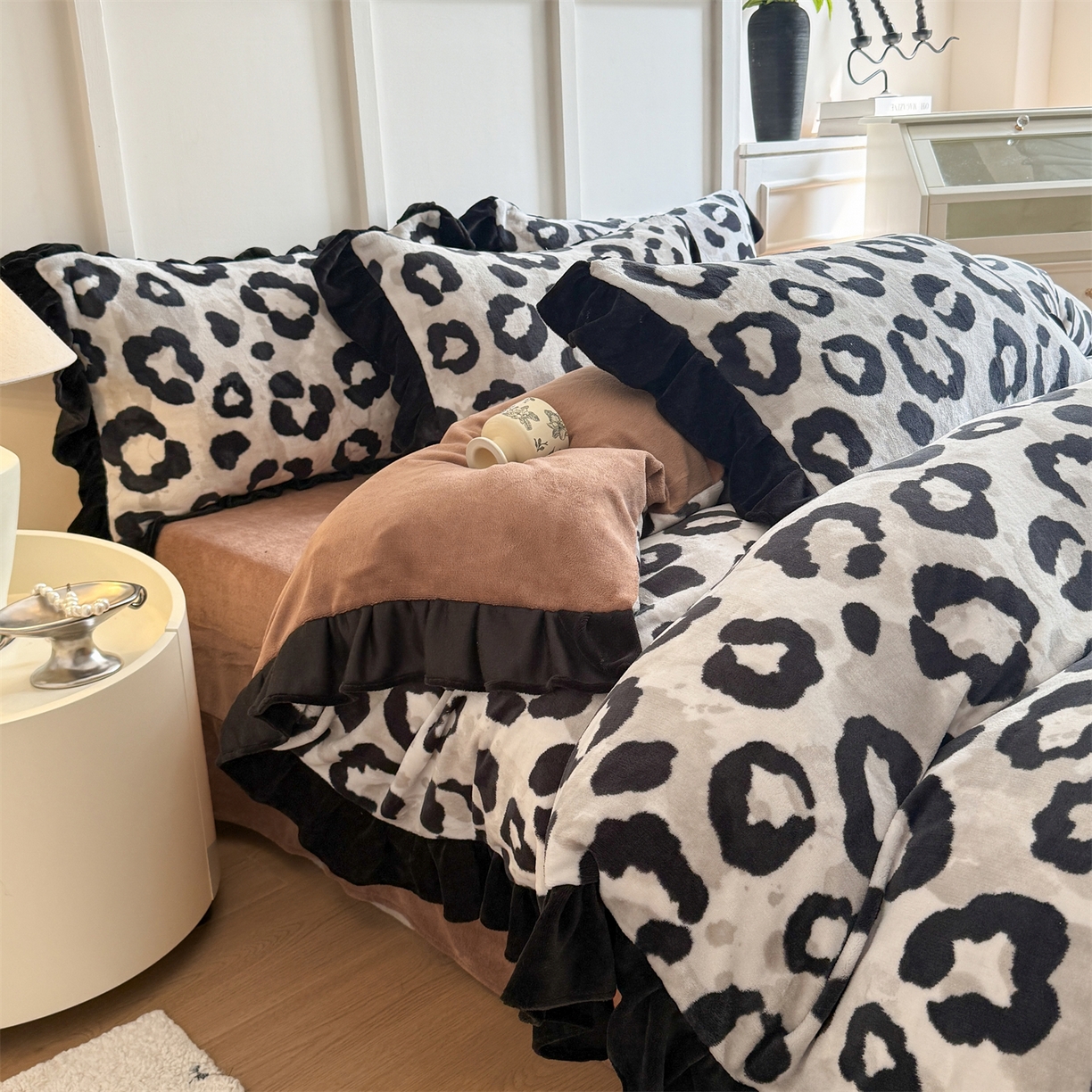 91家纺网 家纺一手货源 找家纺 温眠家纺 2025新款200g全工艺牛奶绒花边款四件套吊边床单 野性