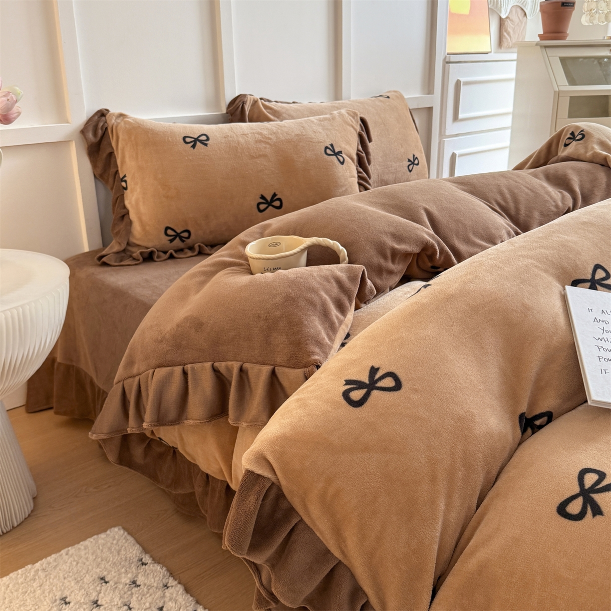 91家纺网 家纺一手货源 找家纺 温眠家纺 2025新款200g全工艺牛奶绒花边款四件套吊边床单 摩卡蝴蝶结