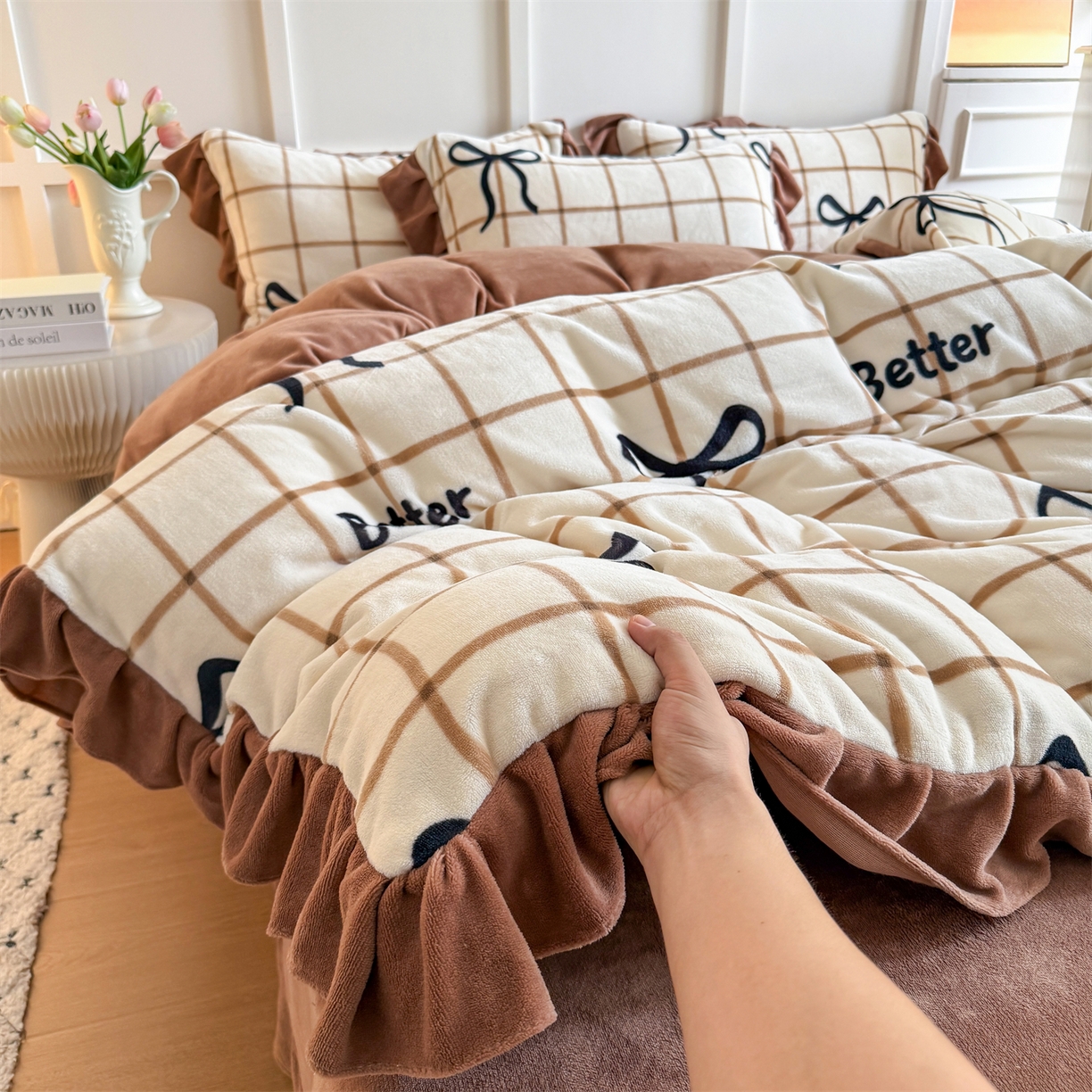 91家纺网 家纺一手货源 找家纺 温眠家纺 2025新款200g全工艺牛奶绒花边款四件套吊边床单 奶茶蝴蝶结