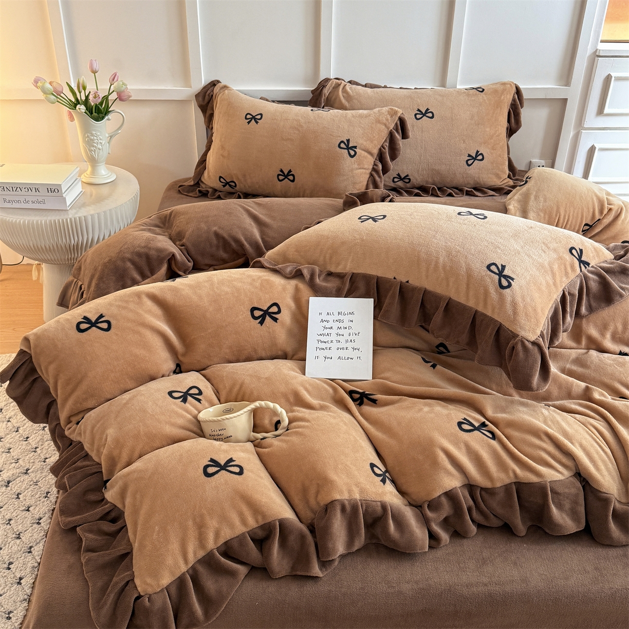 91家纺网 家纺一手货源 找家纺 温眠家纺 2025新款200g全工艺牛奶绒花边款四件套吊边床单 摩卡蝴蝶结