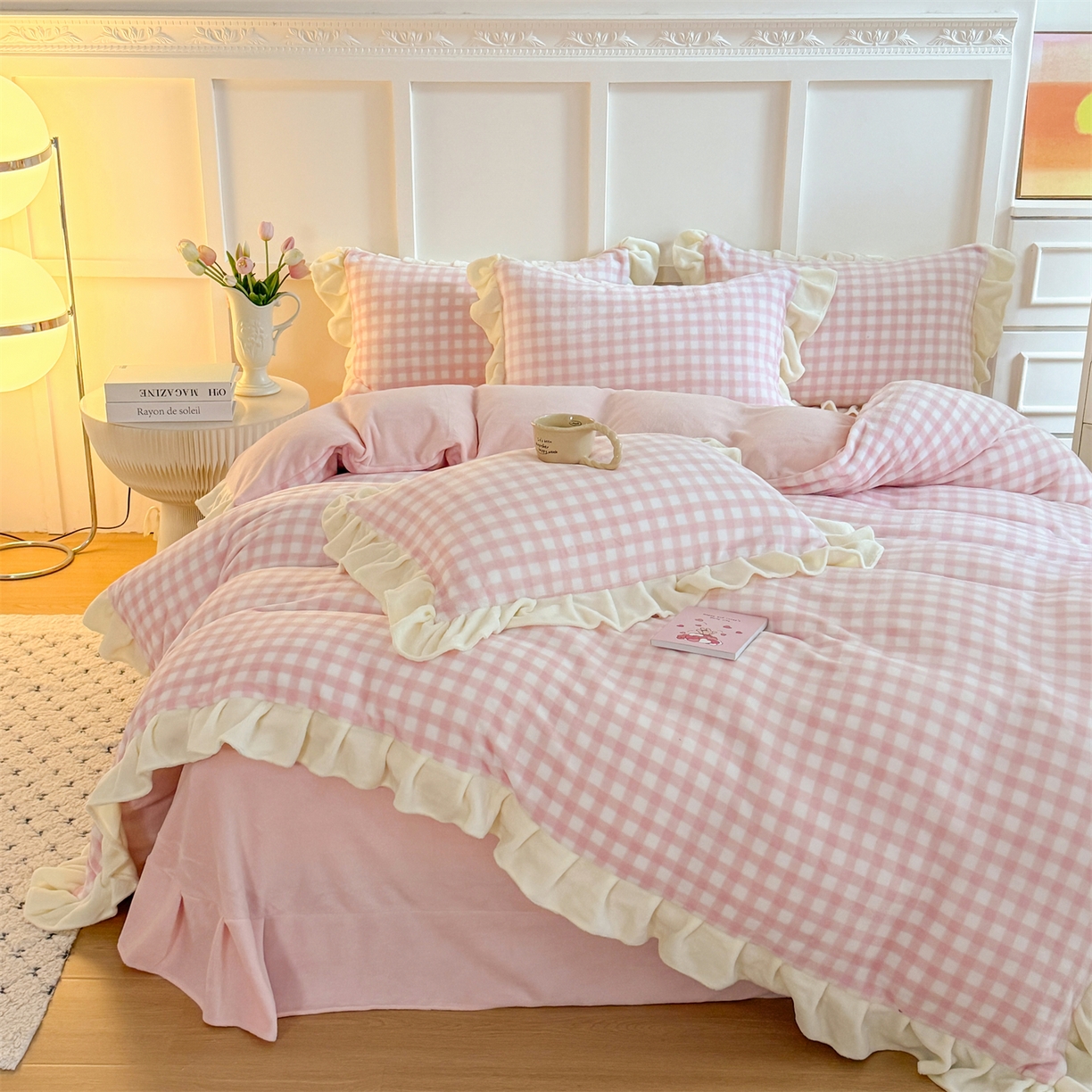 91家纺网 家纺一手货源 找家纺 温眠家纺 2025新款200g全工艺牛奶绒花边款四件套吊边床单 浅粉格