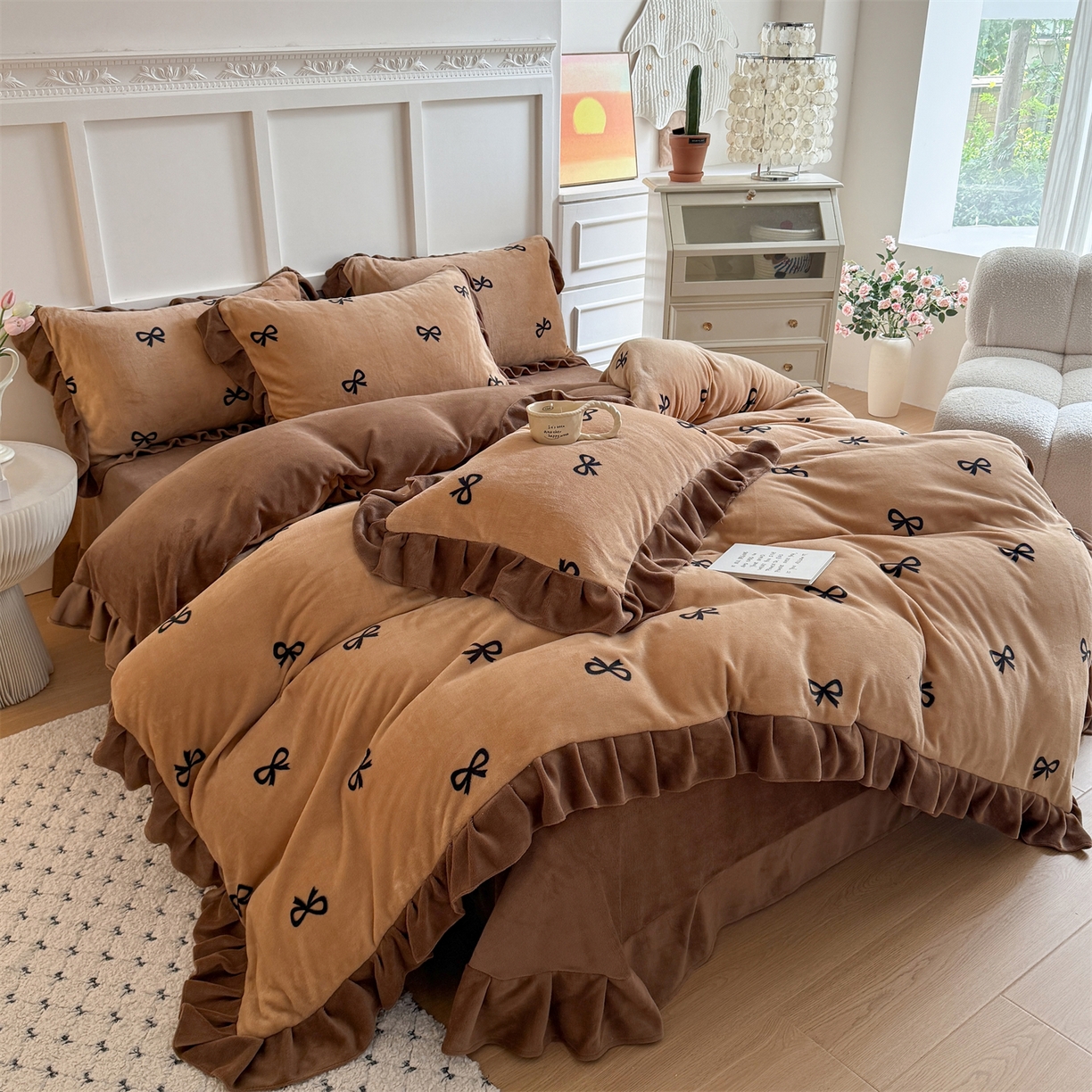 91家纺网 家纺一手货源 找家纺 温眠家纺 2025新款200g全工艺牛奶绒花边款四件套吊边床单 摩卡蝴蝶结