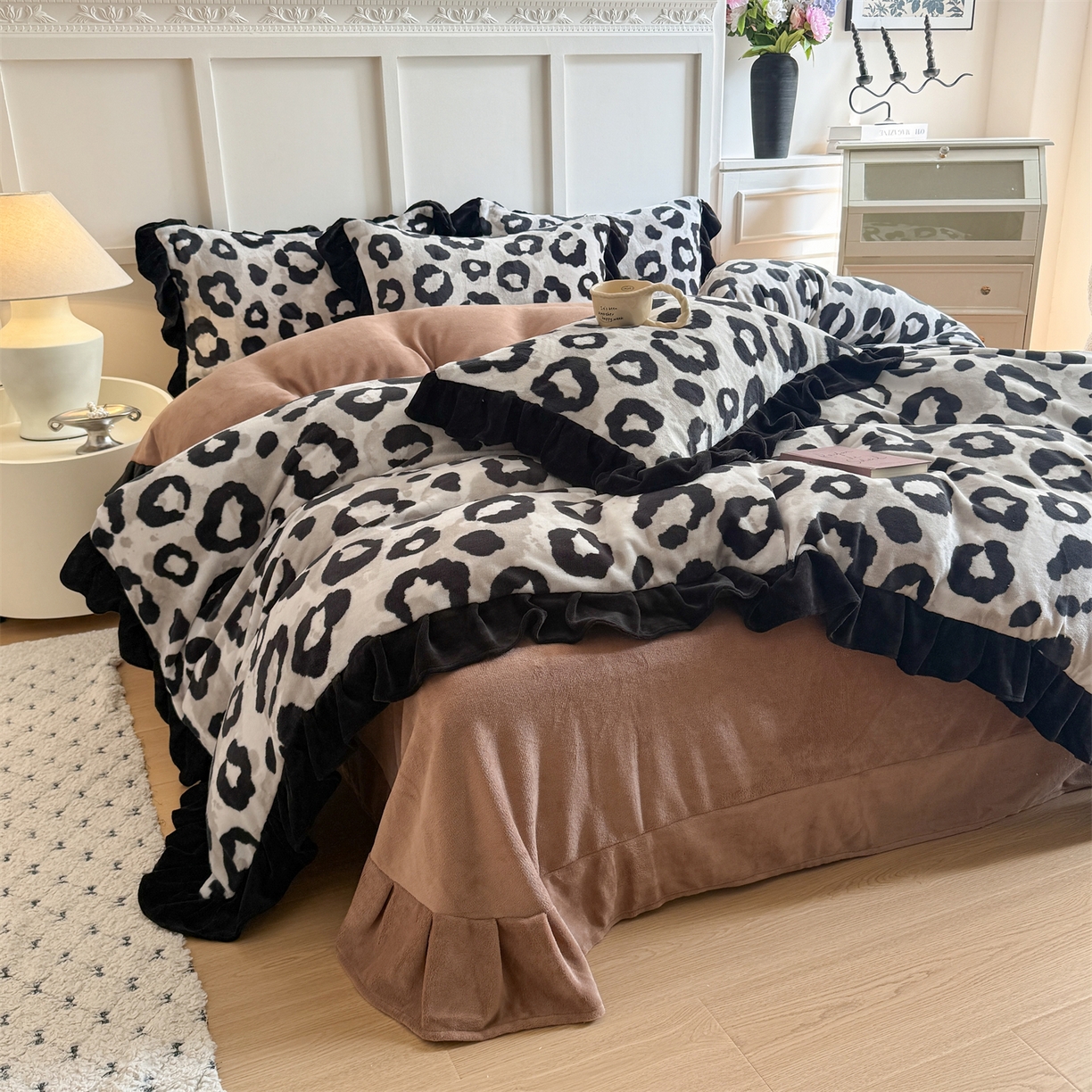 91家纺网 家纺一手货源 找家纺 温眠家纺 2025新款200g全工艺牛奶绒花边款四件套吊边床单 野性