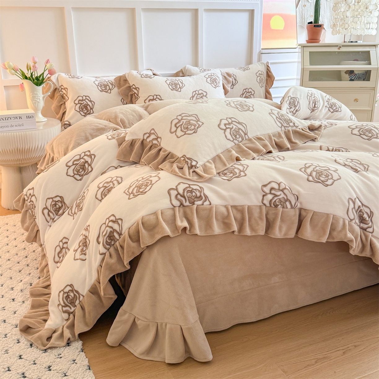 91家纺网 家纺一手货源 找家纺 温眠家纺 2025新款200g全工艺牛奶绒花边款四件套吊边床单 山茶花