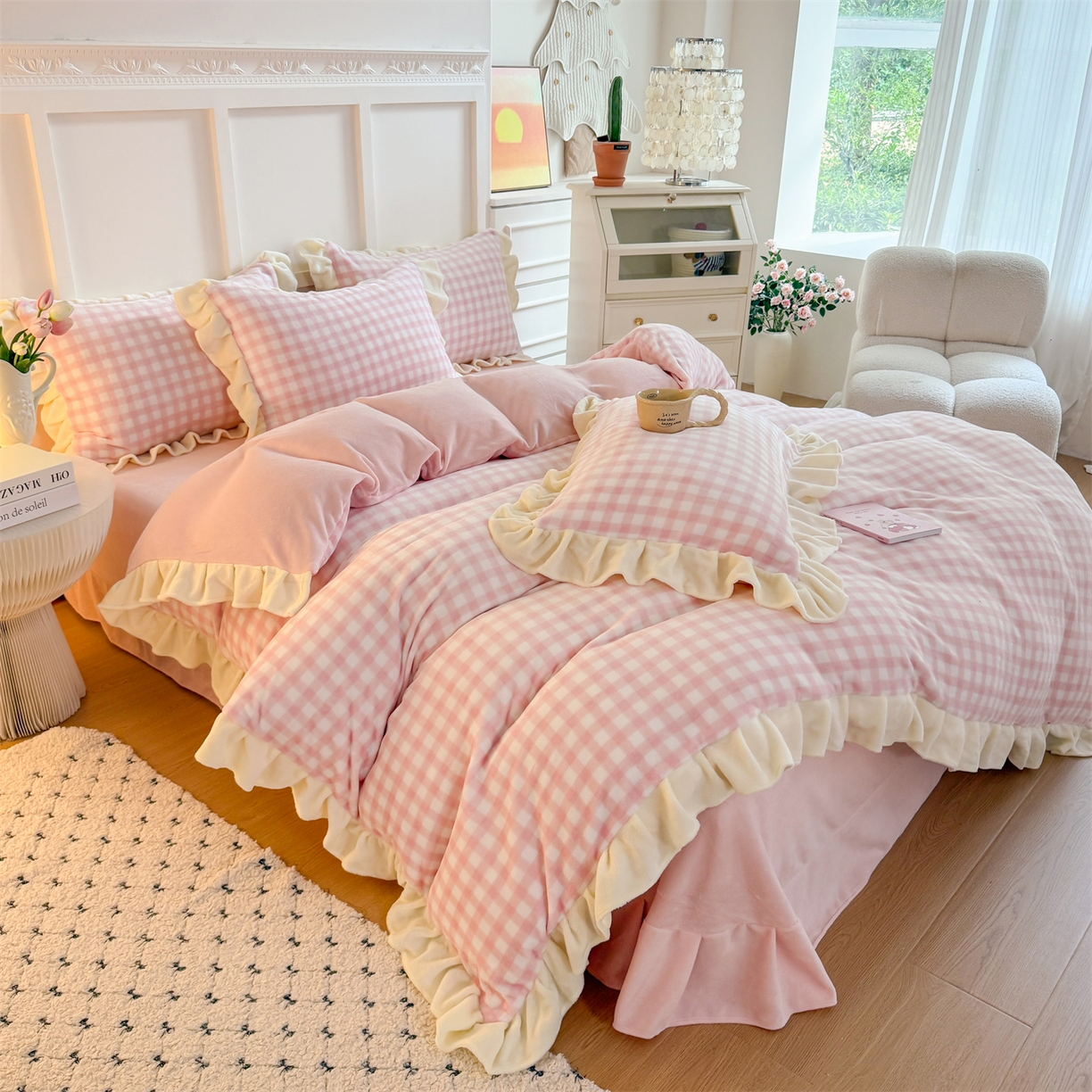 91家纺网 家纺一手货源 找家纺 温眠家纺 2025新款200g全工艺牛奶绒花边款四件套吊边床单 浅粉格