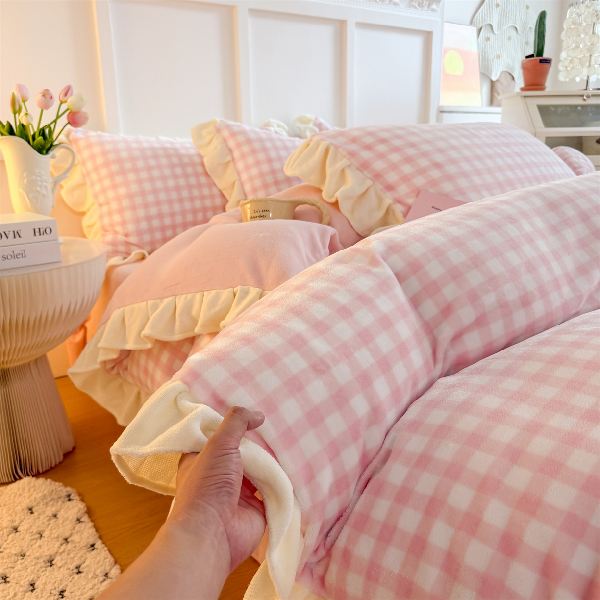 91家纺网 家纺一手货源 找家纺 温眠家纺 2025新款200g全工艺牛奶绒花边款四件套吊边床单 浅粉格