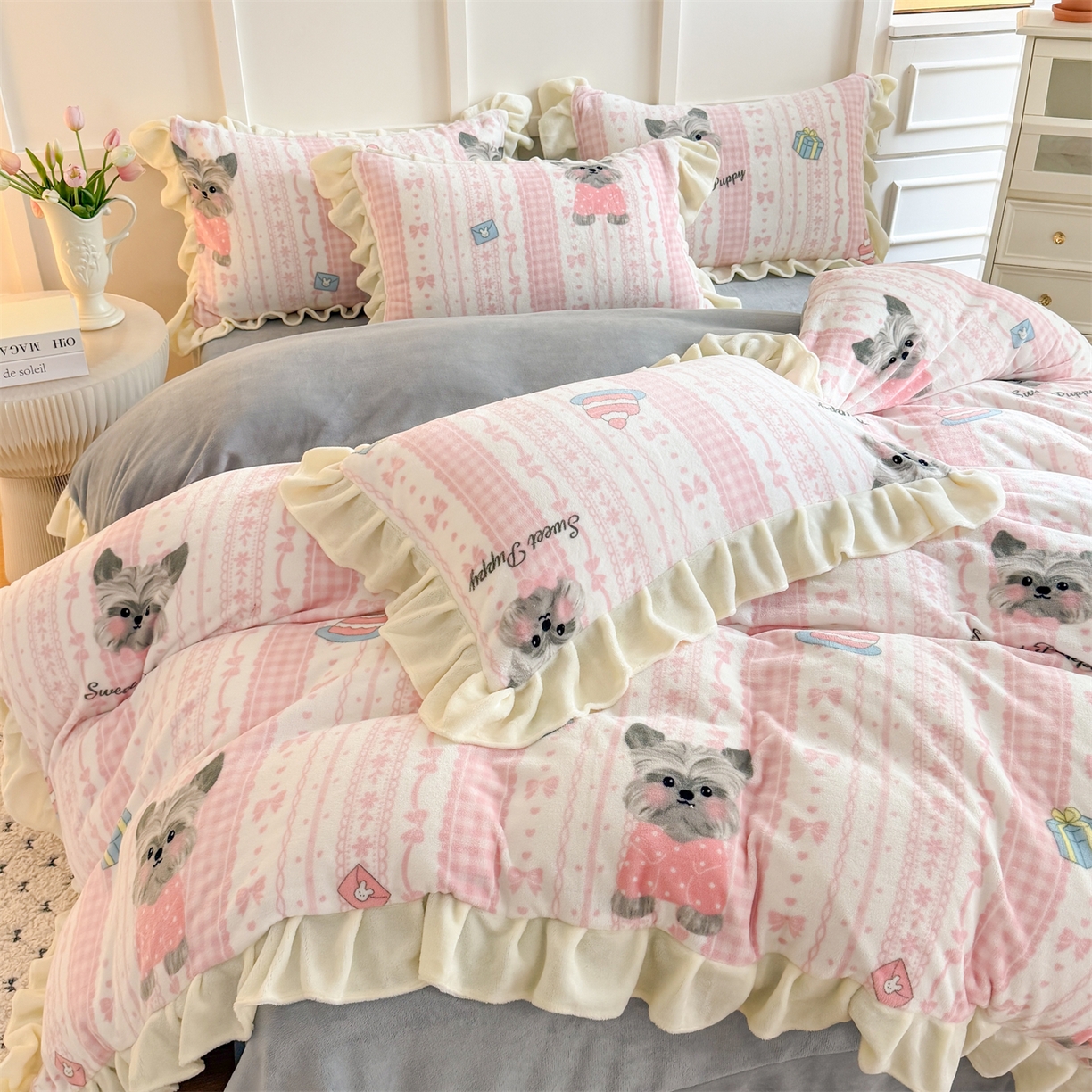 91家纺网 家纺一手货源 找家纺 温眠家纺 2025新款200g全工艺牛奶绒花边款四件套吊边床单 雪纳瑞