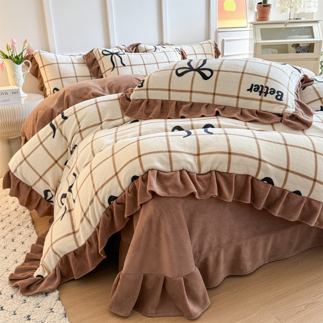 91家纺网 家纺一手货源 找家纺 温眠家纺 2025新款200g全工艺牛奶绒花边款四件套吊边床单 奶茶蝴蝶结