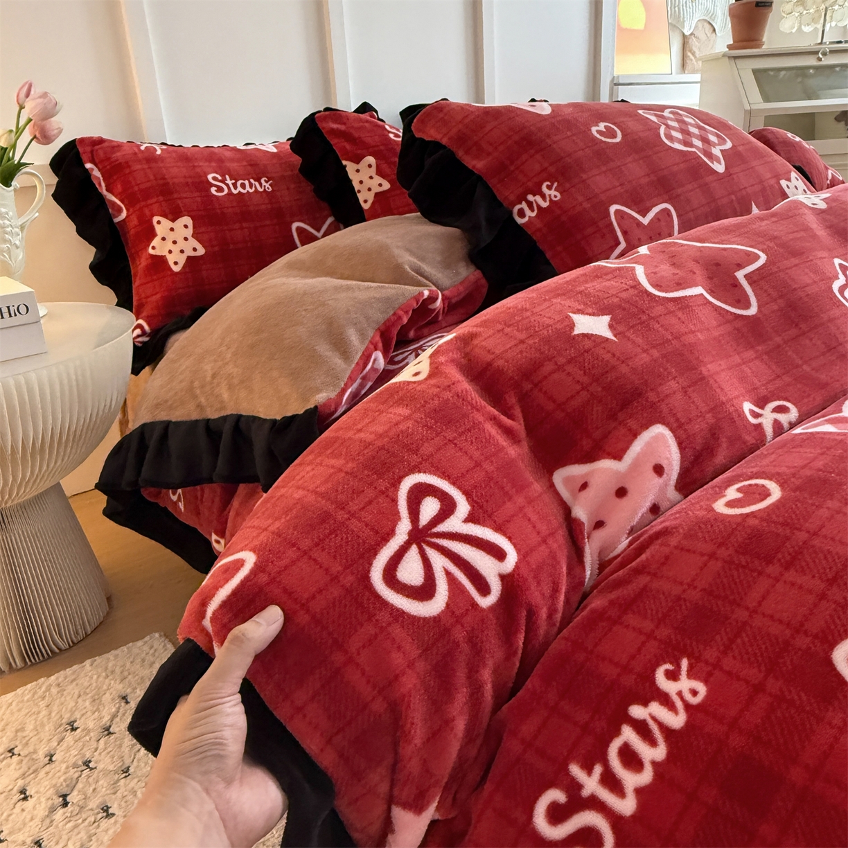 91家纺网 家纺一手货源 找家纺 温眠家纺 2025新款200g全工艺牛奶绒花边款四件套吊边床单 圣诞星星