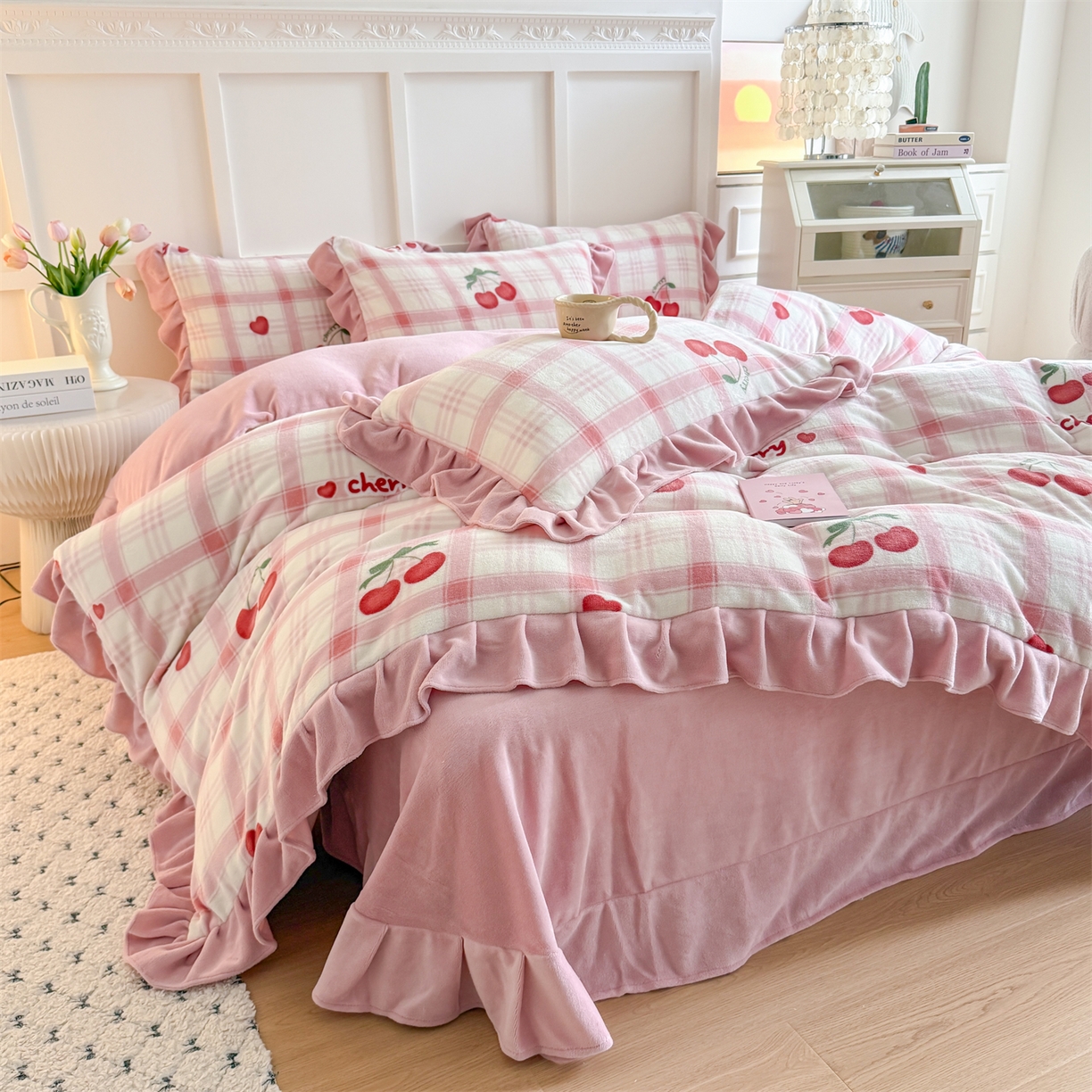 91家纺网 家纺一手货源 找家纺 温眠家纺 2025新款200g全工艺牛奶绒花边款四件套吊边床单 格子樱桃