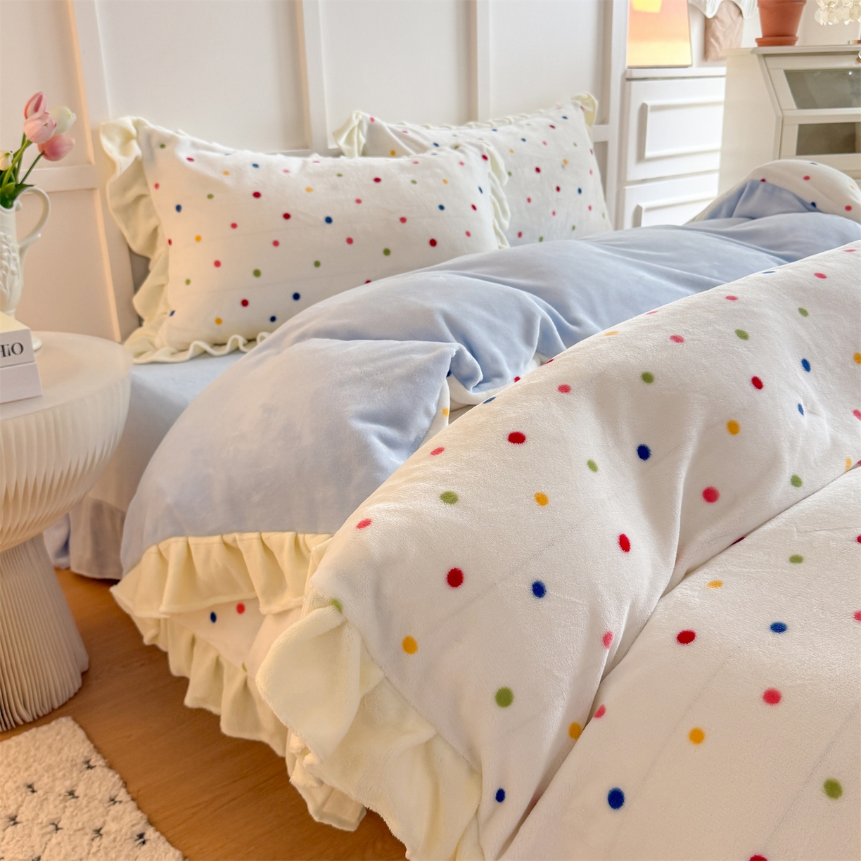 91家纺网 家纺一手货源 找家纺 温眠家纺 2025新款200g全工艺牛奶绒花边款四件套吊边床单 彩色波点