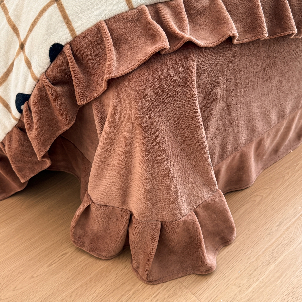 91家纺网 家纺一手货源 找家纺 温眠家纺 2025新款200g全工艺牛奶绒花边款四件套吊边床单 奶茶蝴蝶结