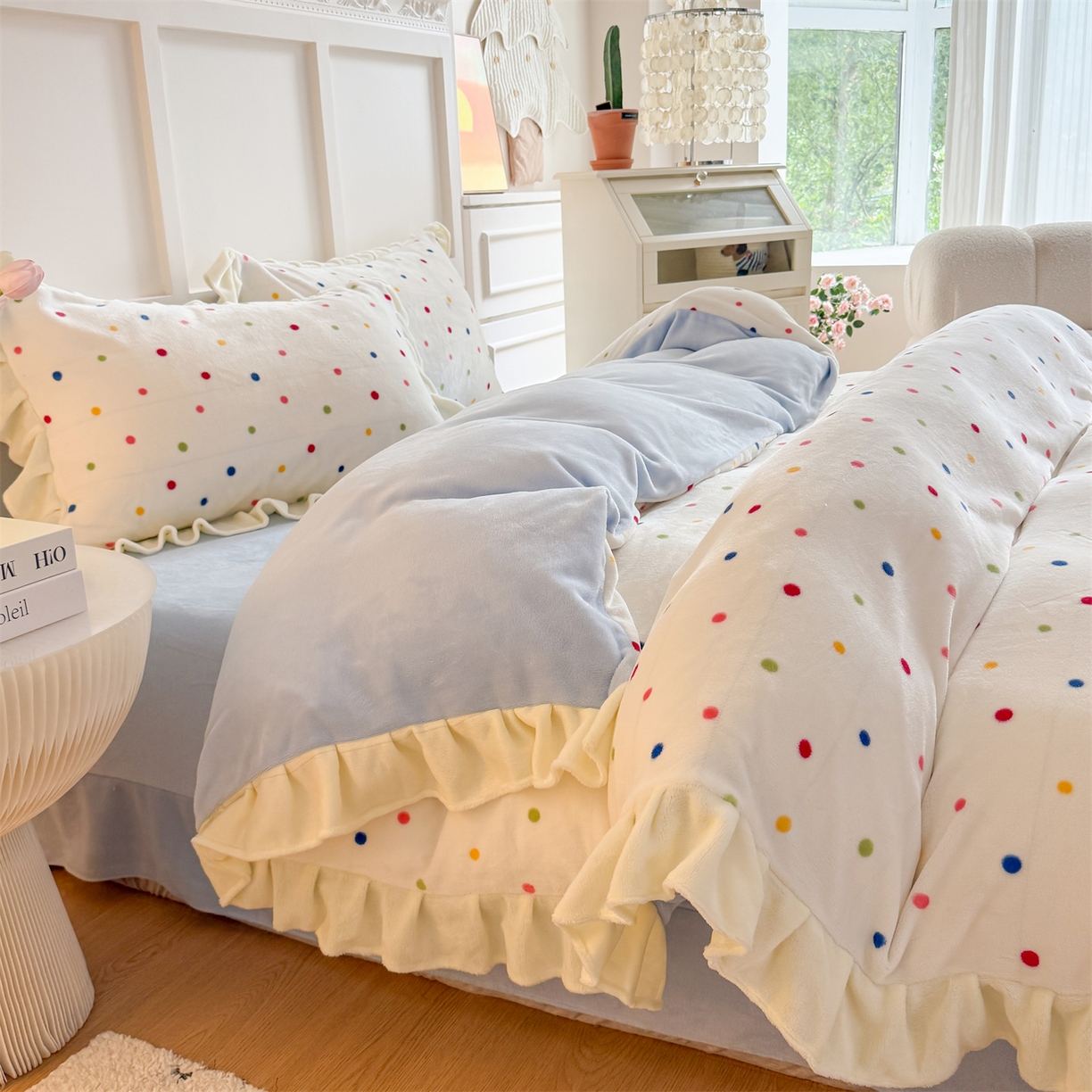 91家纺网 家纺一手货源 找家纺 温眠家纺 2025新款200g全工艺牛奶绒花边款四件套吊边床单 彩色波点