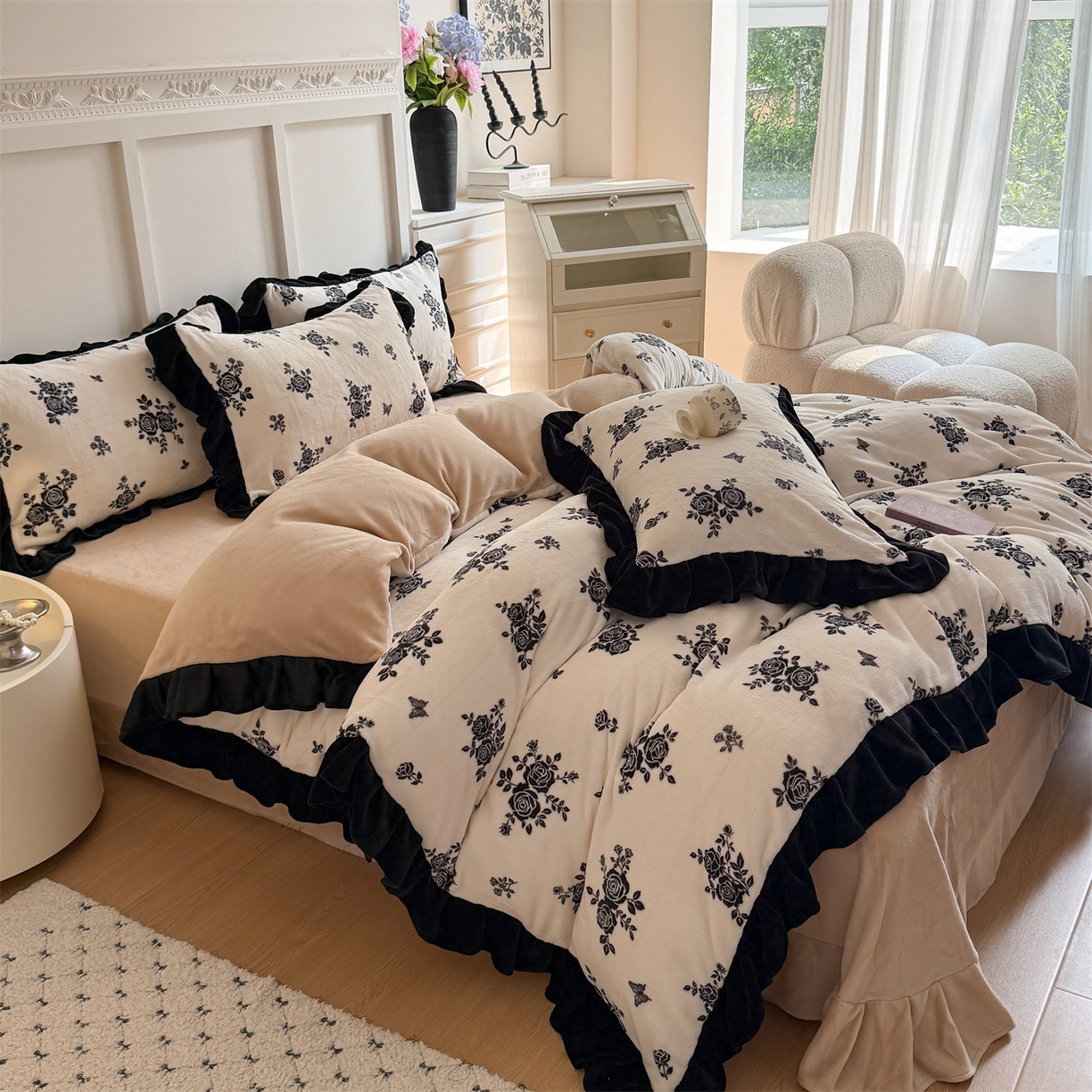 91家纺网 家纺一手货源 找家纺 温眠家纺 2025新款200g全工艺牛奶绒花边款四件套吊边床单 山野玫瑰