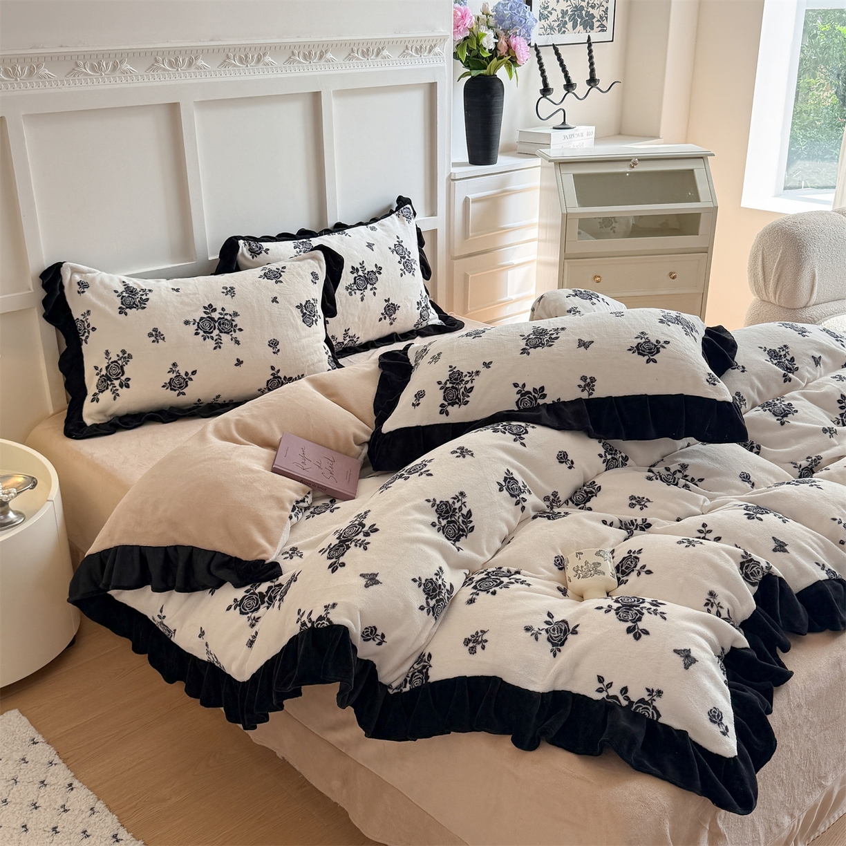 91家纺网 家纺一手货源 找家纺 温眠家纺 2025新款200g全工艺牛奶绒花边款四件套吊边床单 山野玫瑰