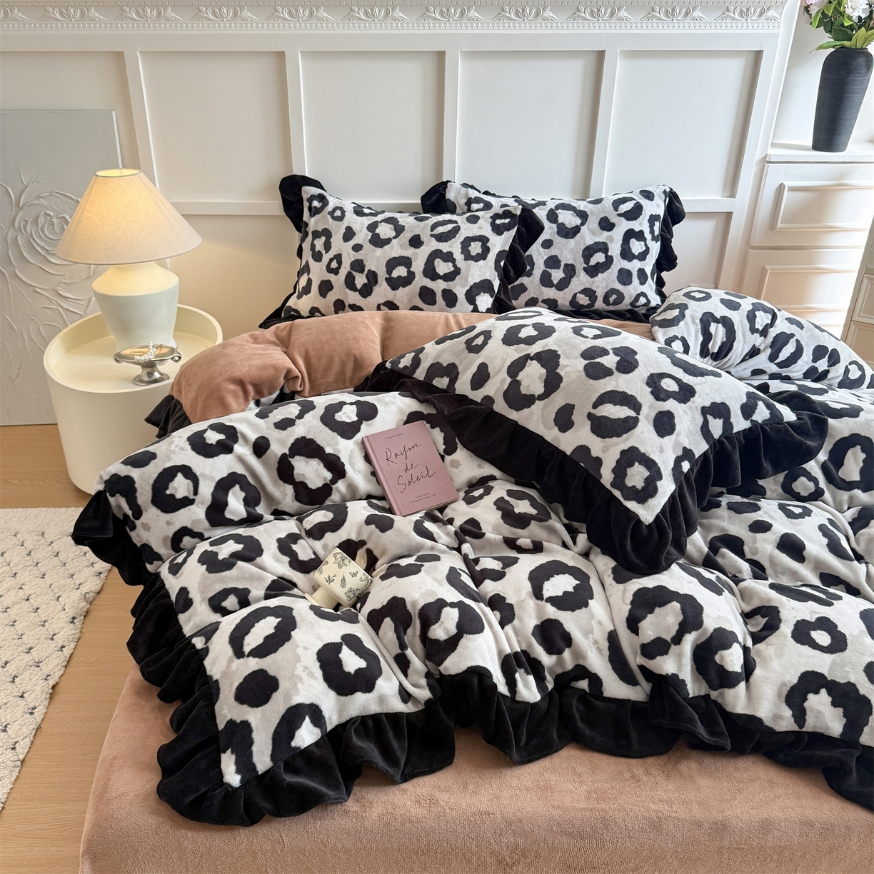 91家纺网 家纺一手货源 找家纺 温眠家纺 2025新款200g全工艺牛奶绒花边款四件套吊边床单 野性