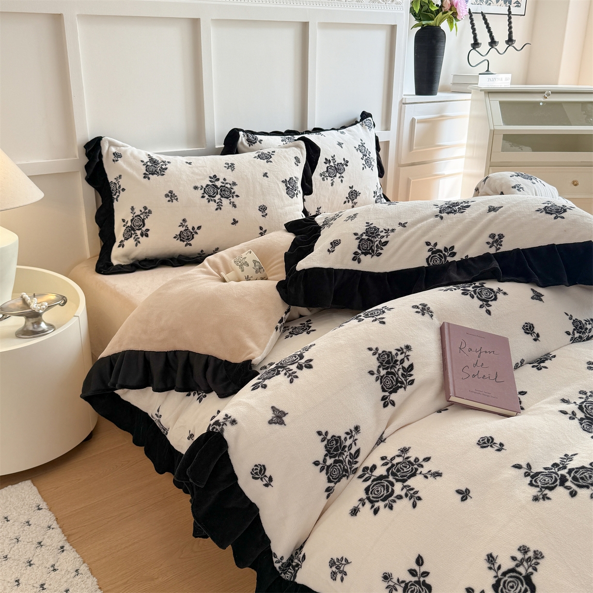 91家纺网 家纺一手货源 找家纺 温眠家纺 2025新款200g全工艺牛奶绒花边款四件套吊边床单 山野玫瑰