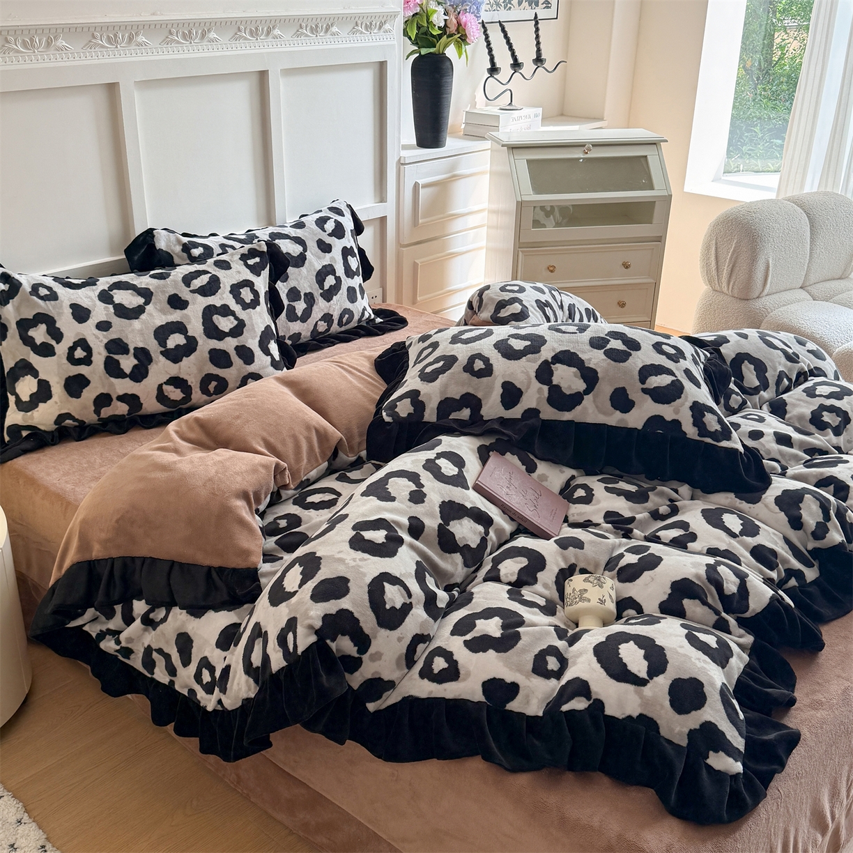 91家纺网 家纺一手货源 找家纺 温眠家纺 2025新款200g全工艺牛奶绒花边款四件套吊边床单 野性