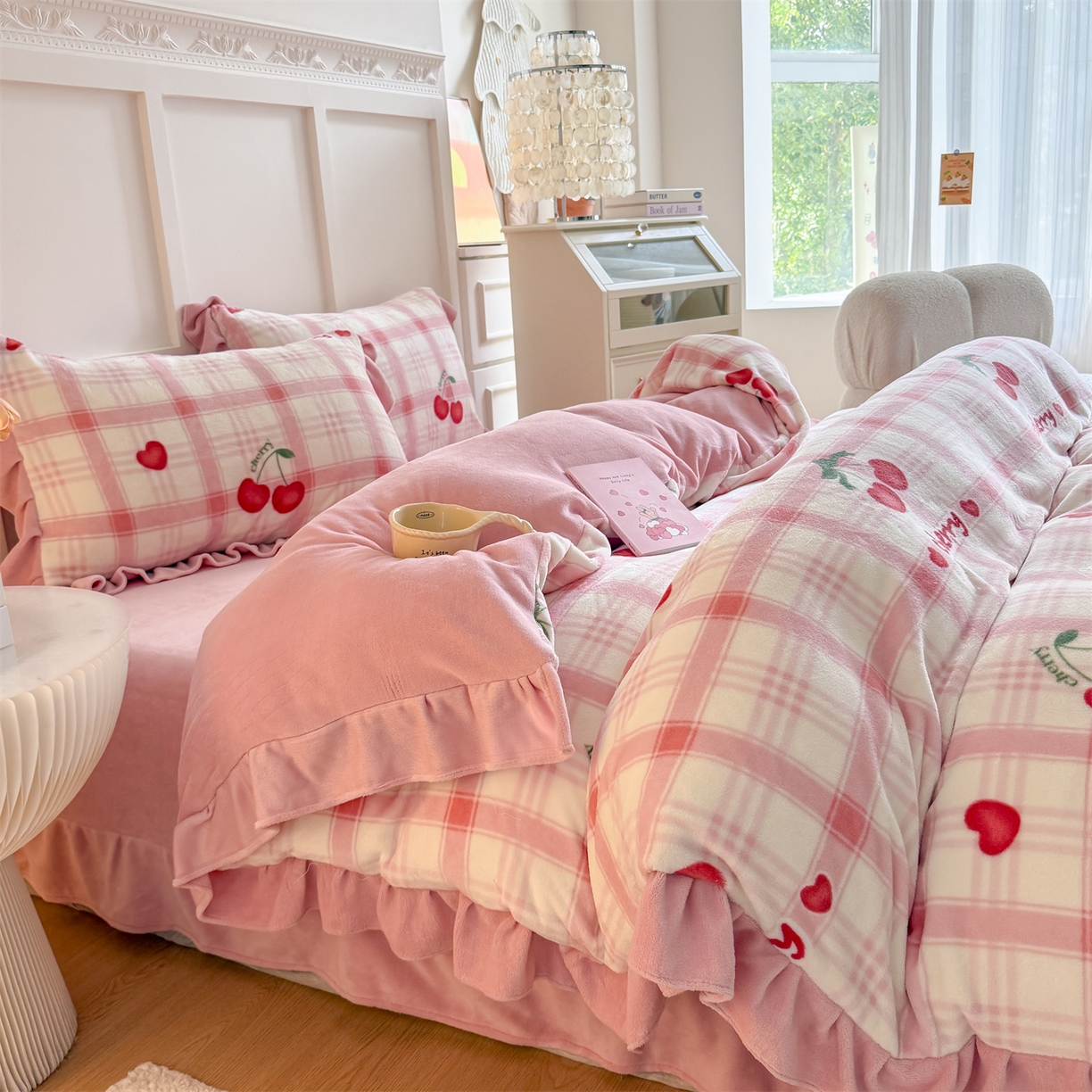 91家纺网 家纺一手货源 找家纺 温眠家纺 2025新款200g全工艺牛奶绒花边款四件套吊边床单 格子樱桃