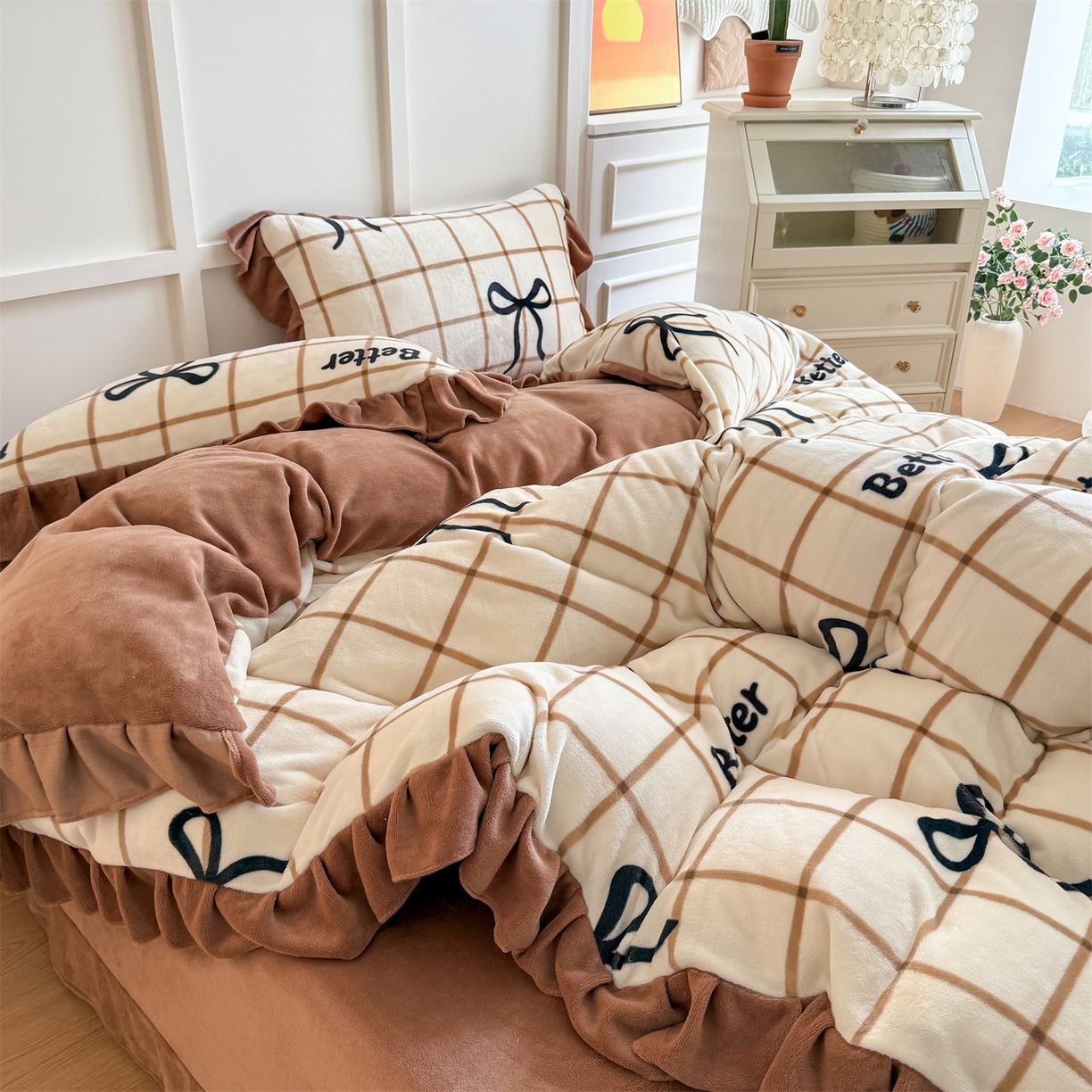 91家纺网 家纺一手货源 找家纺 温眠家纺 2025新款200g全工艺牛奶绒花边款四件套吊边床单 奶茶蝴蝶结