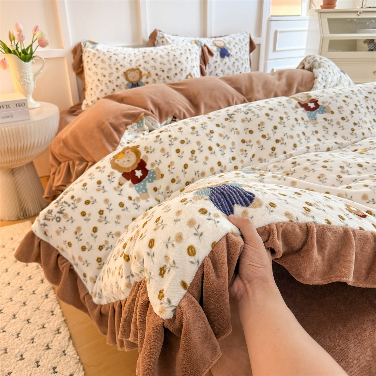 91家纺网 家纺一手货源 找家纺 温眠家纺 2025新款200g全工艺牛奶绒花边款四件套吊边床单 快乐狮子