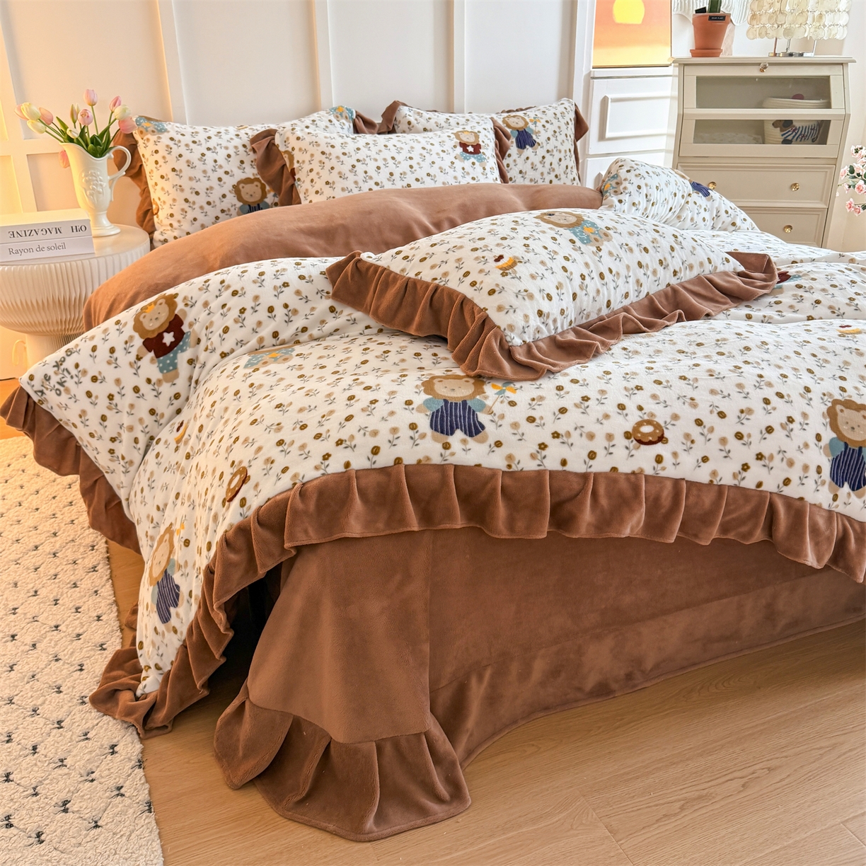 91家纺网 家纺一手货源 找家纺 温眠家纺 2025新款200g全工艺牛奶绒花边款四件套吊边床单 快乐狮子