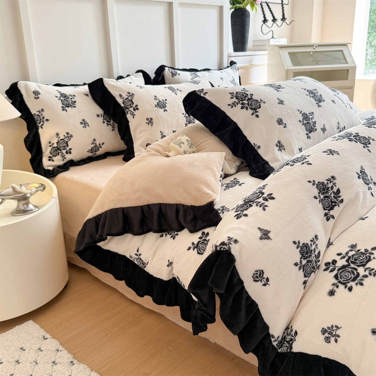 91家纺网 家纺一手货源 找家纺 温眠家纺 2025新款200g全工艺牛奶绒花边款四件套吊边床单 山野玫瑰