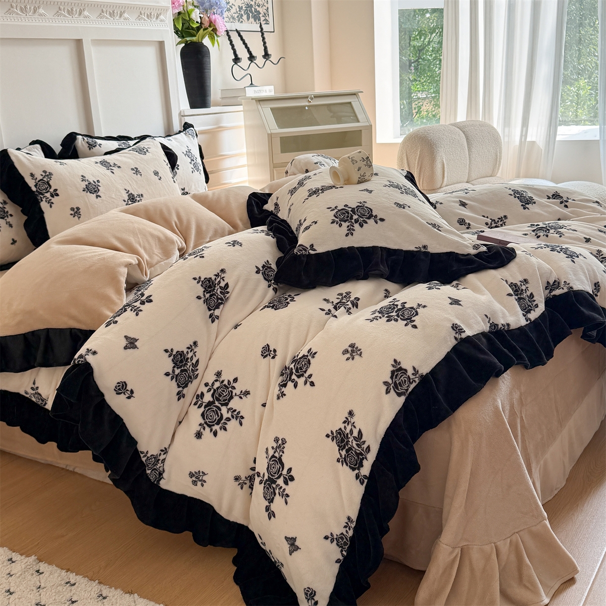 91家纺网 家纺一手货源 找家纺 温眠家纺 2025新款200g全工艺牛奶绒花边款四件套吊边床单 山野玫瑰