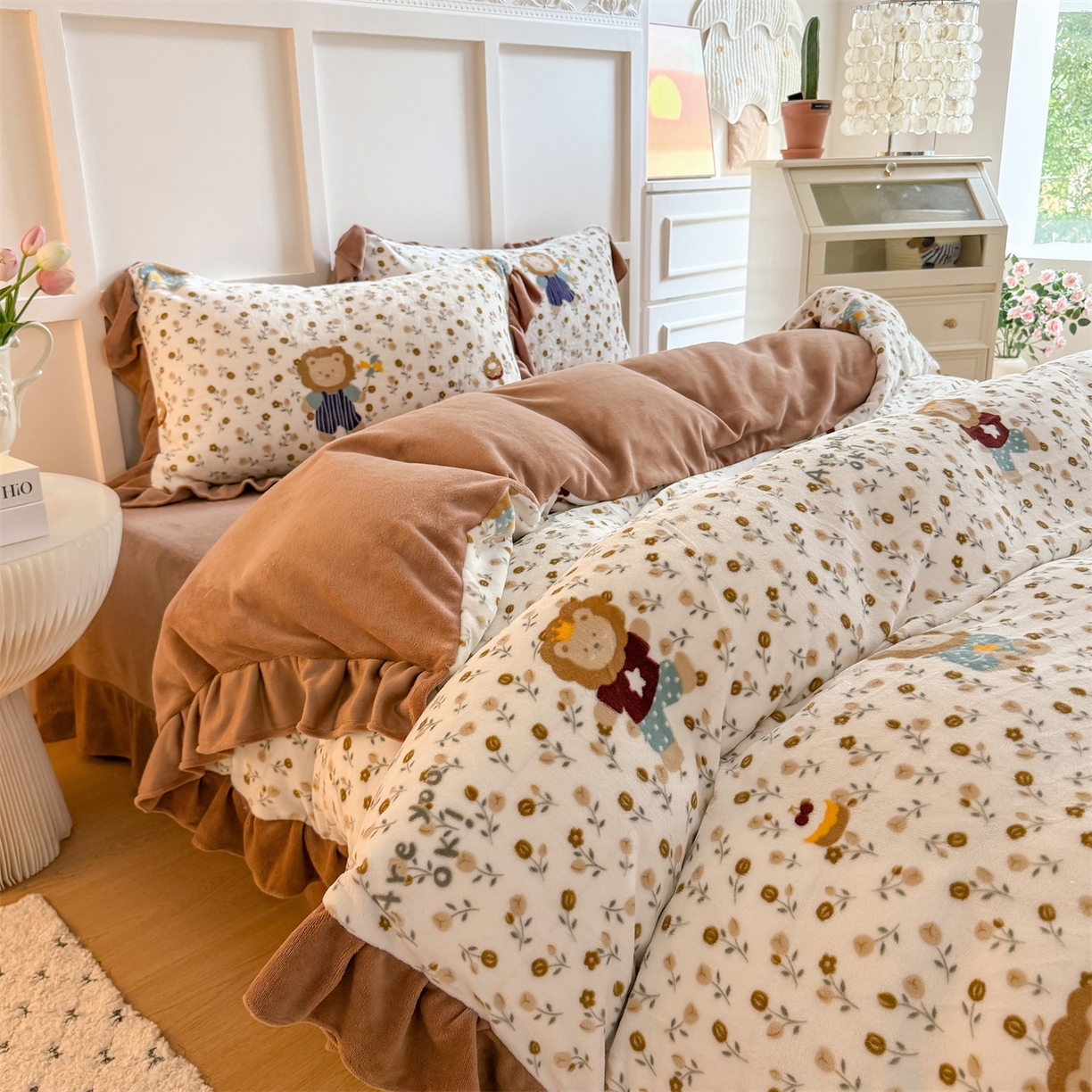 91家纺网 家纺一手货源 找家纺 温眠家纺 2025新款200g全工艺牛奶绒花边款四件套吊边床单 快乐狮子