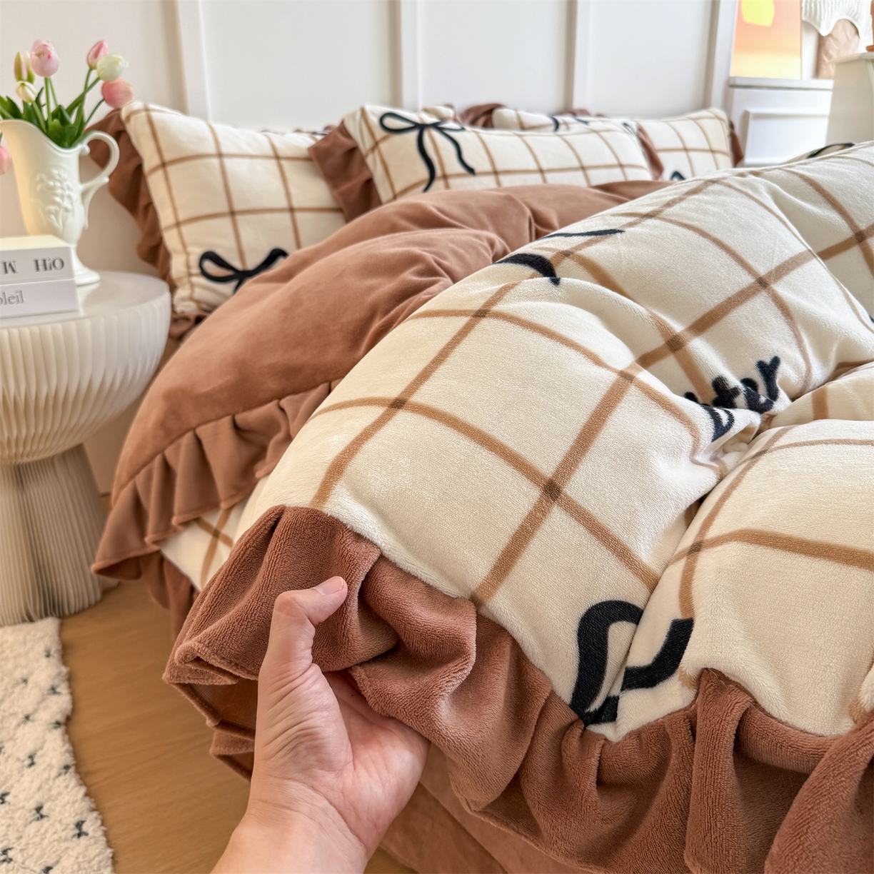 91家纺网 家纺一手货源 找家纺 温眠家纺 2025新款200g全工艺牛奶绒花边款四件套吊边床单 奶茶蝴蝶结