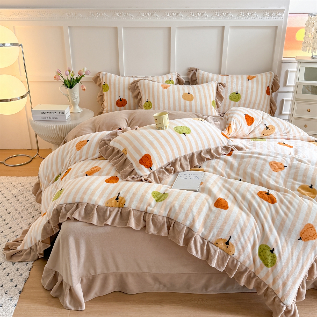 91家纺网 家纺一手货源 找家纺 温眠家纺 2025新款200g全工艺牛奶绒花边款四件套吊边床单 条纹南瓜