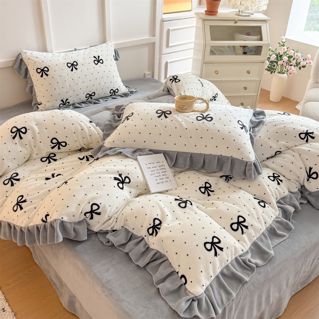 91家纺网 家纺一手货源 找家纺 温眠家纺 2025新款200g全工艺牛奶绒花边款四件套吊边床单 简单格调