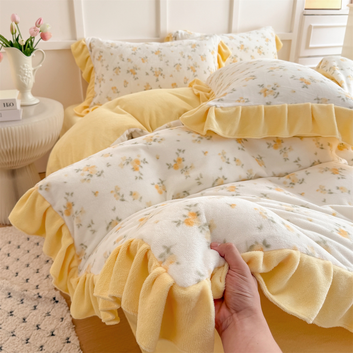91家纺网 家纺一手货源 找家纺 温眠家纺 2025新款200g全工艺牛奶绒花边款四件套吊边床单 小黄花