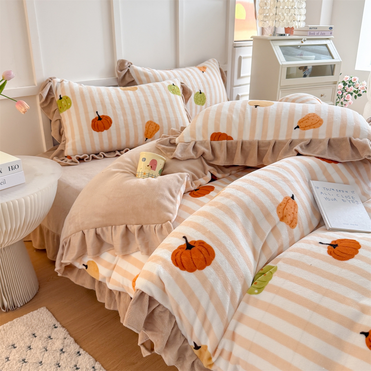 91家纺网 家纺一手货源 找家纺 温眠家纺 2025新款200g全工艺牛奶绒花边款四件套吊边床单 条纹南瓜