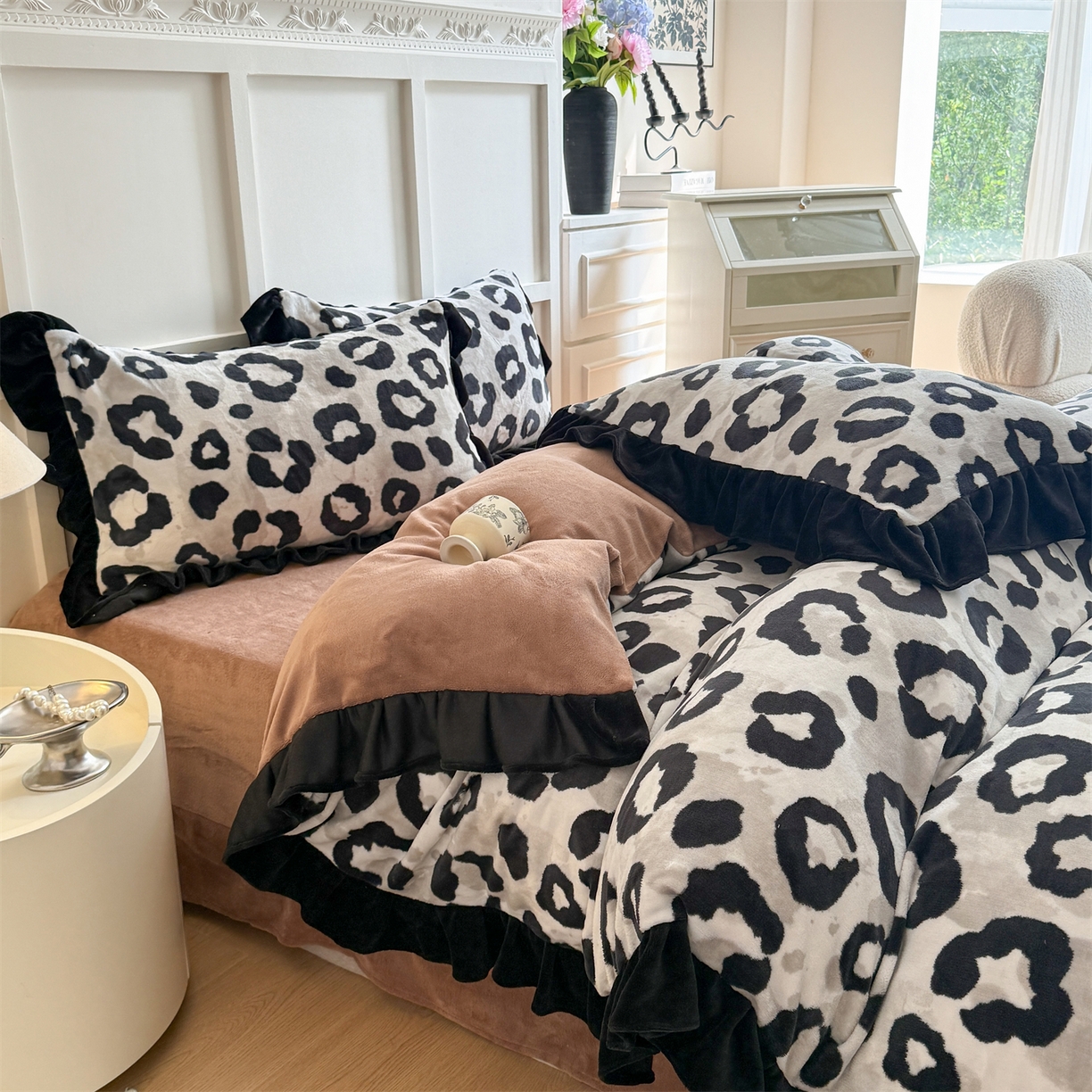 91家纺网 家纺一手货源 找家纺 温眠家纺 2025新款200g全工艺牛奶绒花边款四件套吊边床单 野性