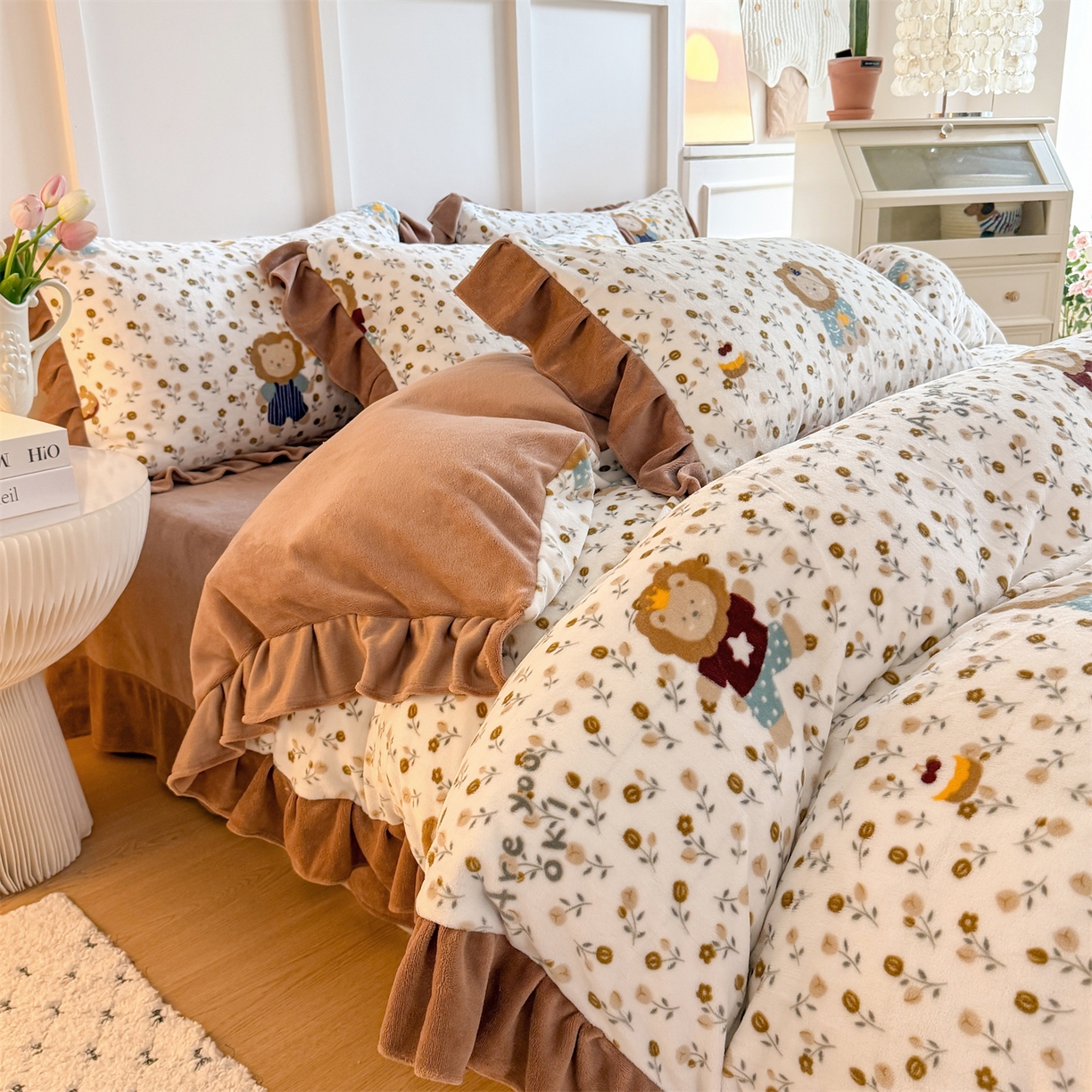 91家纺网 家纺一手货源 找家纺 温眠家纺 2025新款200g全工艺牛奶绒花边款四件套吊边床单 快乐狮子