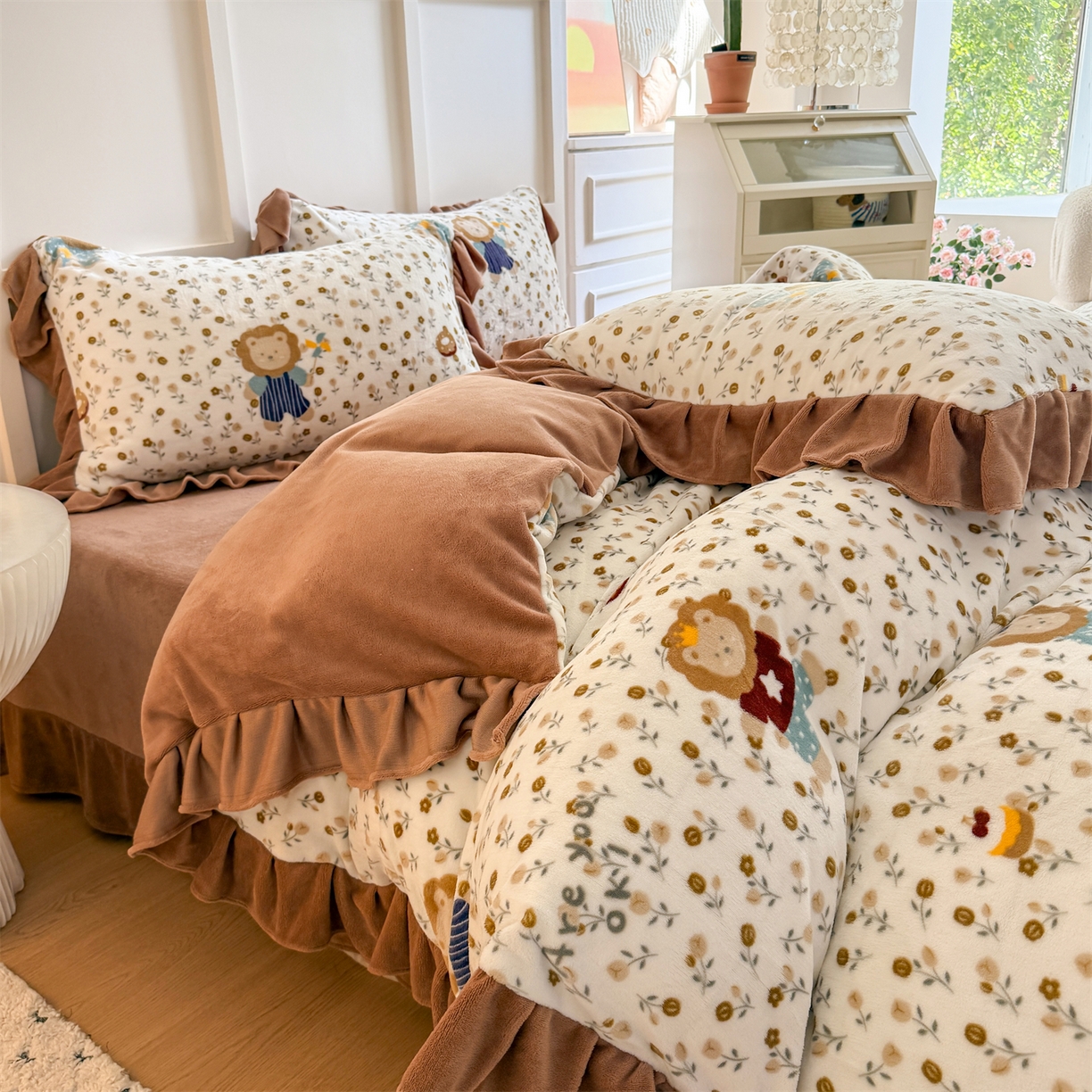 91家纺网 家纺一手货源 找家纺 温眠家纺 2025新款200g全工艺牛奶绒花边款四件套吊边床单 快乐狮子