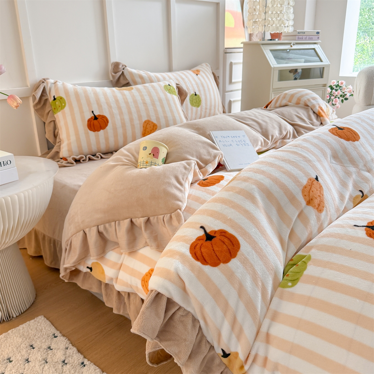 91家纺网 家纺一手货源 找家纺 温眠家纺 2025新款200g全工艺牛奶绒花边款四件套吊边床单 条纹南瓜