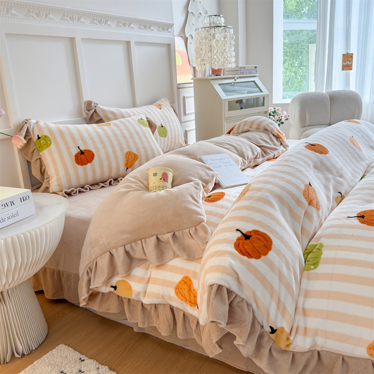 91家纺网 家纺一手货源 找家纺 温眠家纺 2025新款200g全工艺牛奶绒花边款四件套吊边床单 条纹南瓜