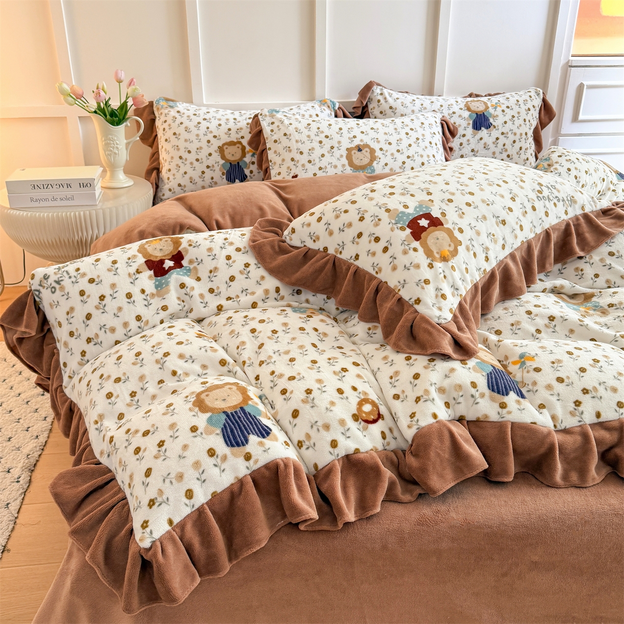 91家纺网 家纺一手货源 找家纺 温眠家纺 2025新款200g全工艺牛奶绒花边款四件套吊边床单 快乐狮子