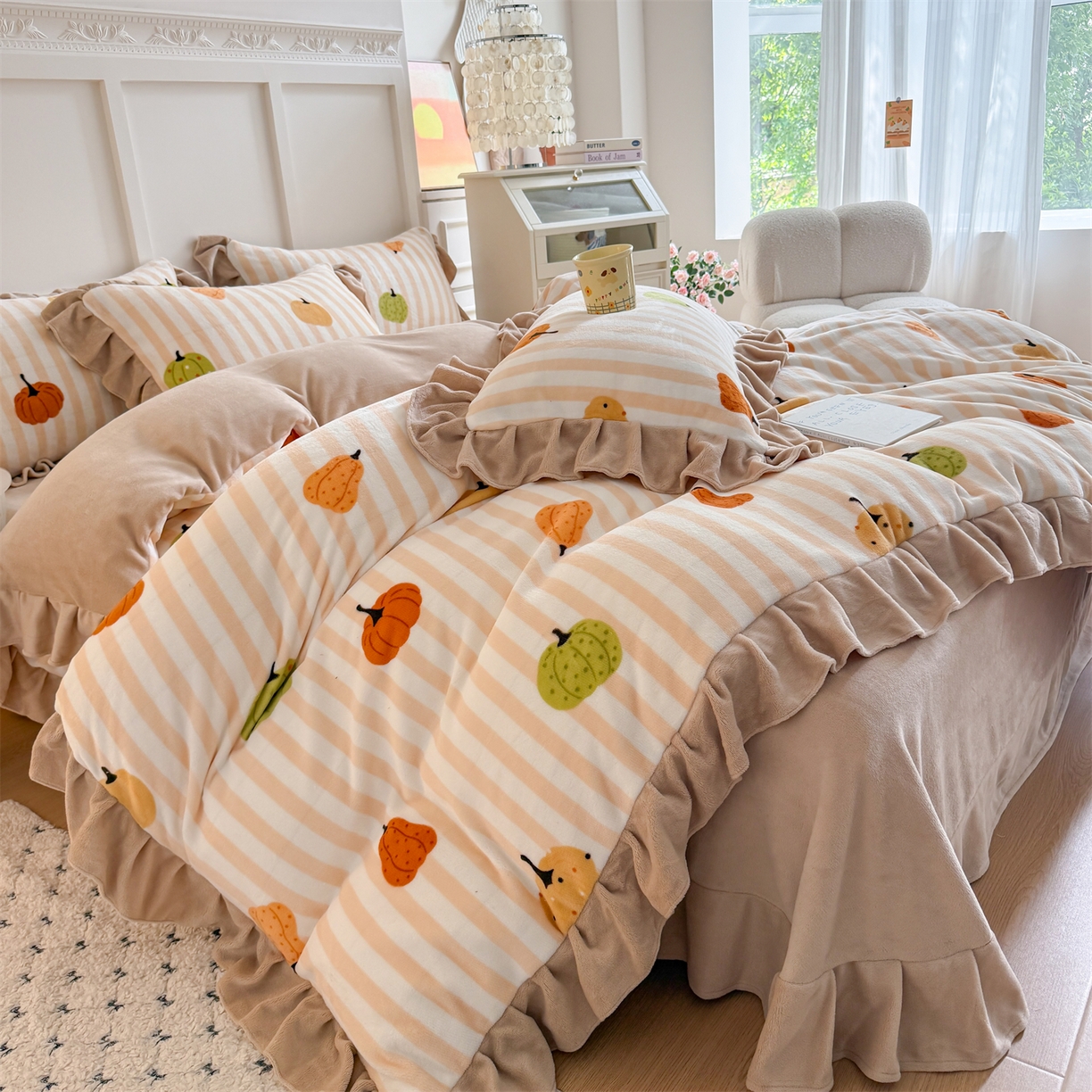 91家纺网 家纺一手货源 找家纺 温眠家纺 2025新款200g全工艺牛奶绒花边款四件套吊边床单 条纹南瓜