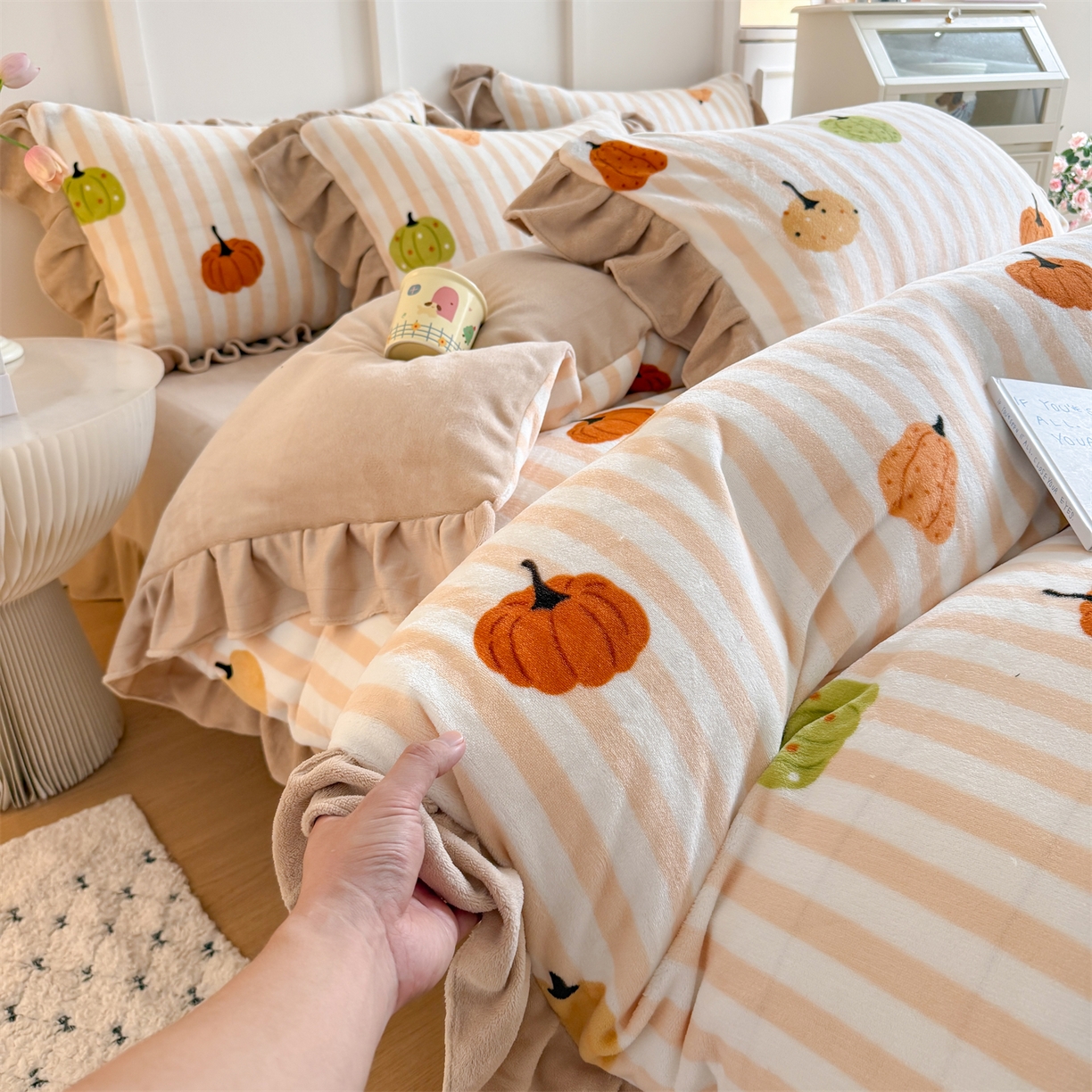 91家纺网 家纺一手货源 找家纺 温眠家纺 2025新款200g全工艺牛奶绒花边款四件套吊边床单 条纹南瓜