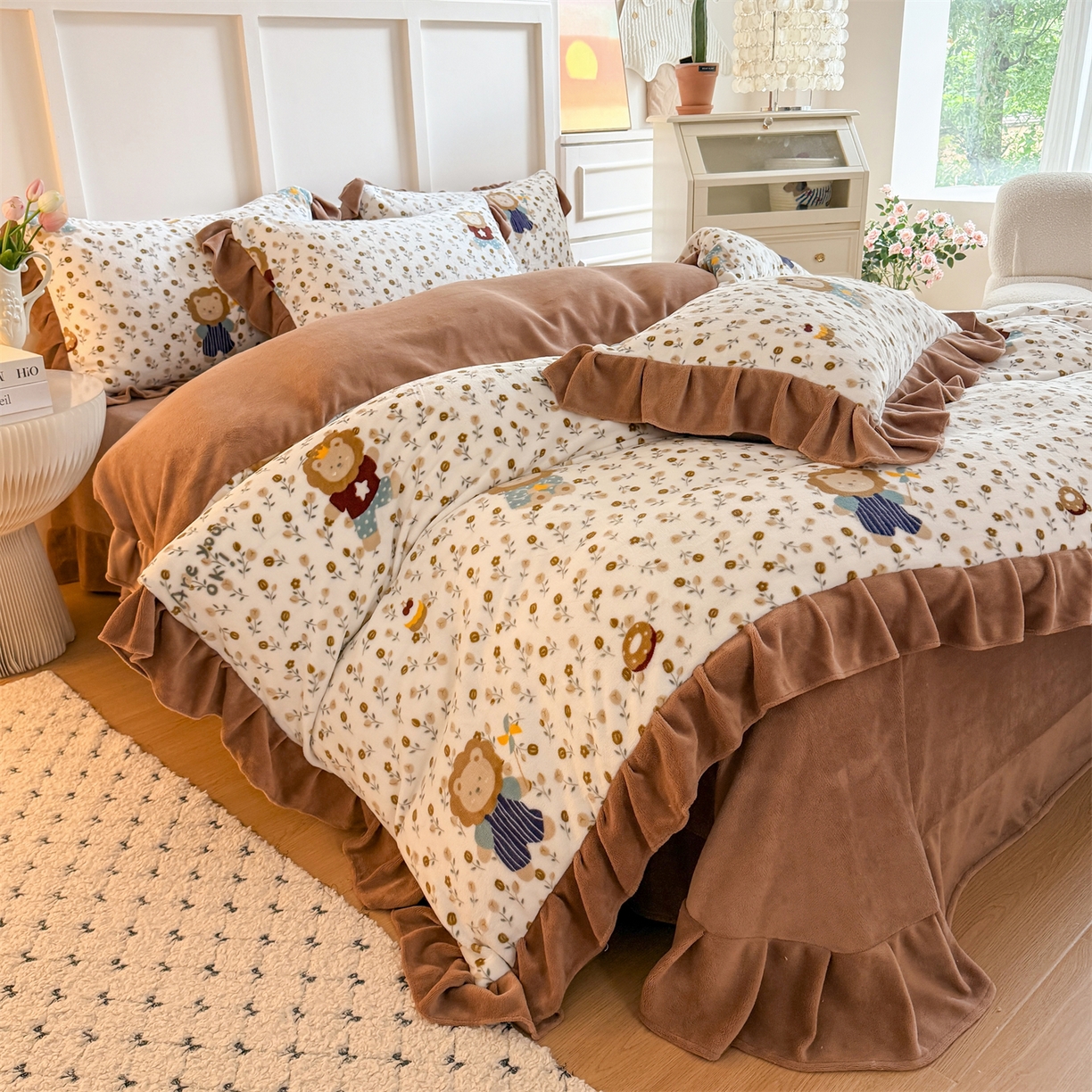 91家纺网 家纺一手货源 找家纺 温眠家纺 2025新款200g全工艺牛奶绒花边款四件套吊边床单 快乐狮子