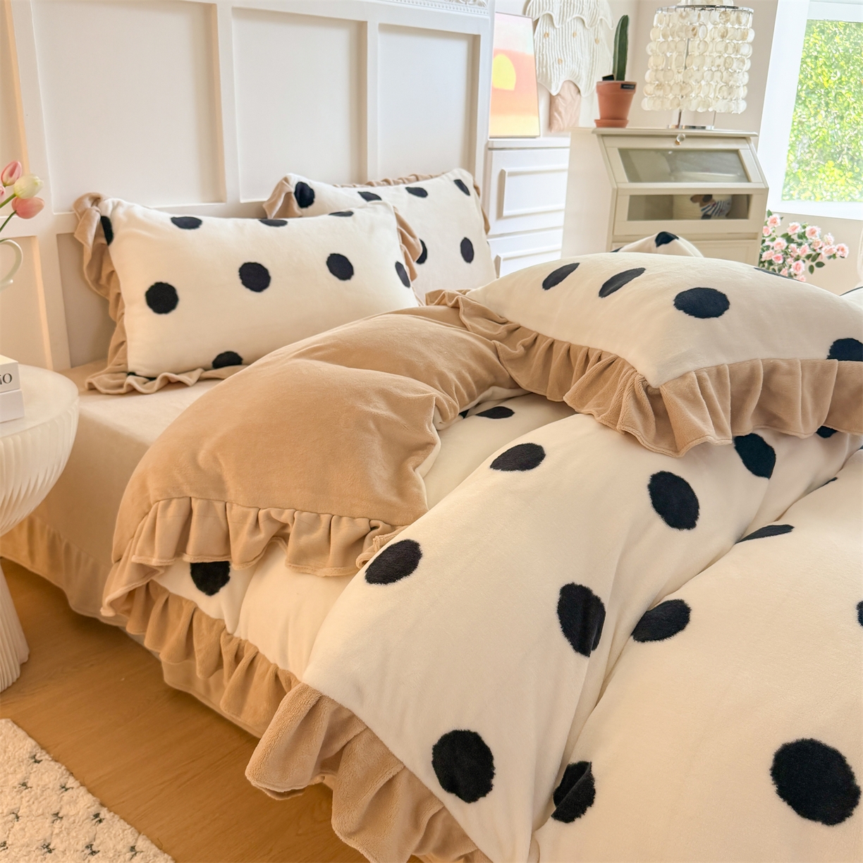 91家纺网 家纺一手货源 找家纺 温眠家纺 2025新款200g全工艺牛奶绒花边款四件套吊边床单 奶油波点