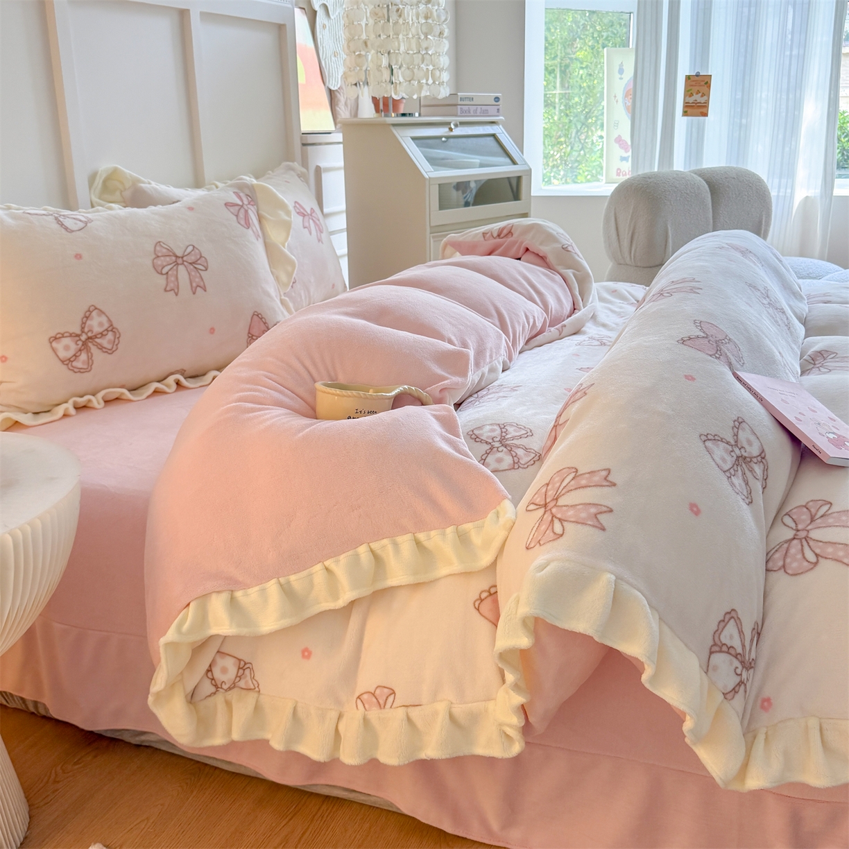 91家纺网 家纺一手货源 找家纺 温眠家纺 2025新款200g全工艺牛奶绒花边款四件套吊边床单 蝴蝶结