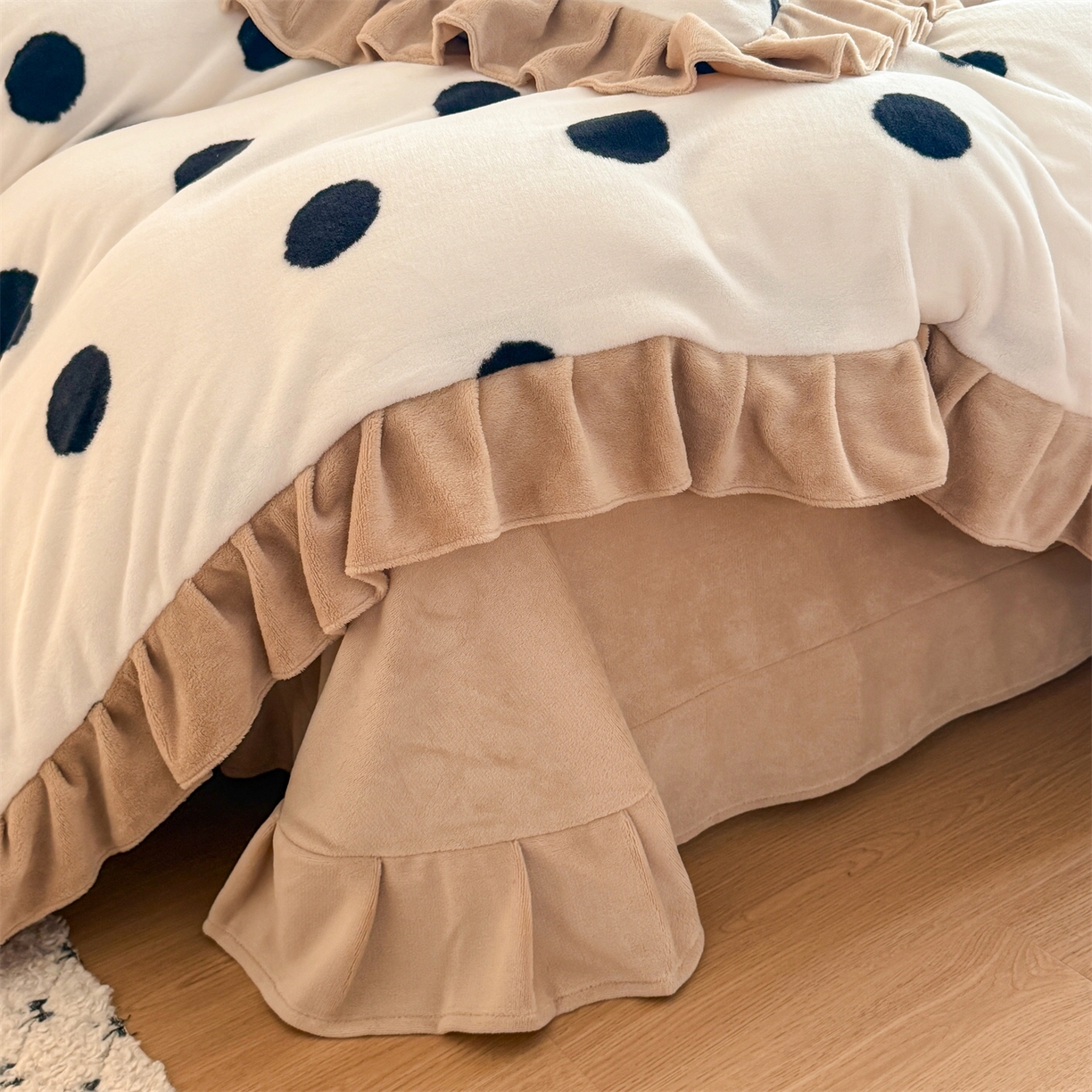 91家纺网 家纺一手货源 找家纺 温眠家纺 2025新款200g全工艺牛奶绒花边款四件套吊边床单 奶油波点