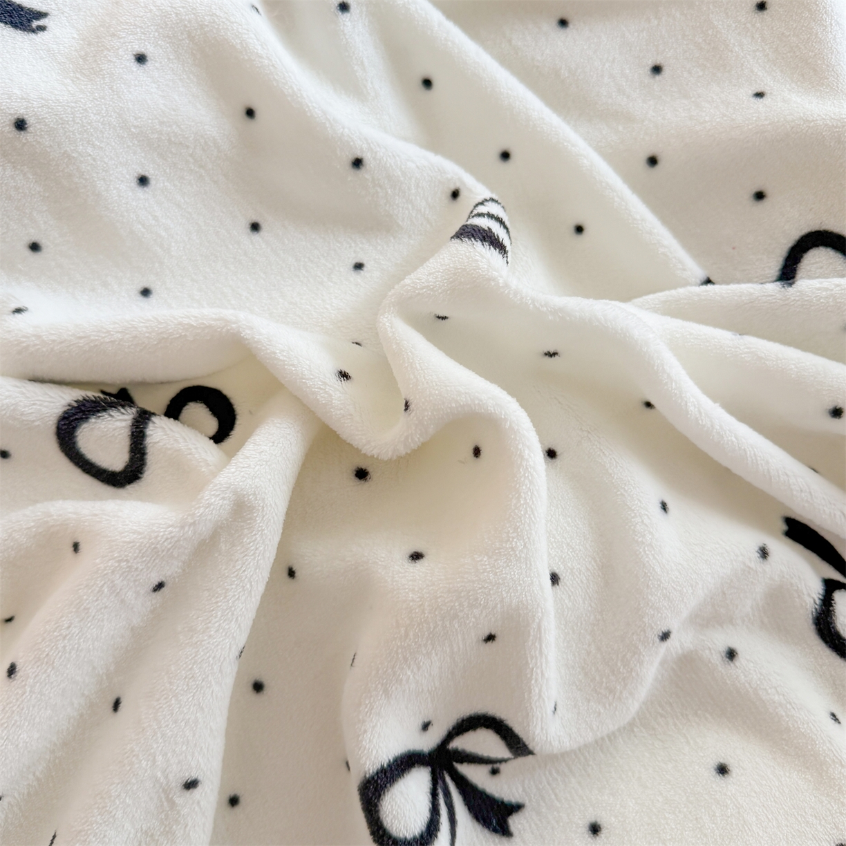 91家纺网 家纺一手货源 找家纺 温眠家纺 2025新款200g全工艺牛奶绒花边款四件套吊边床单 简单格调