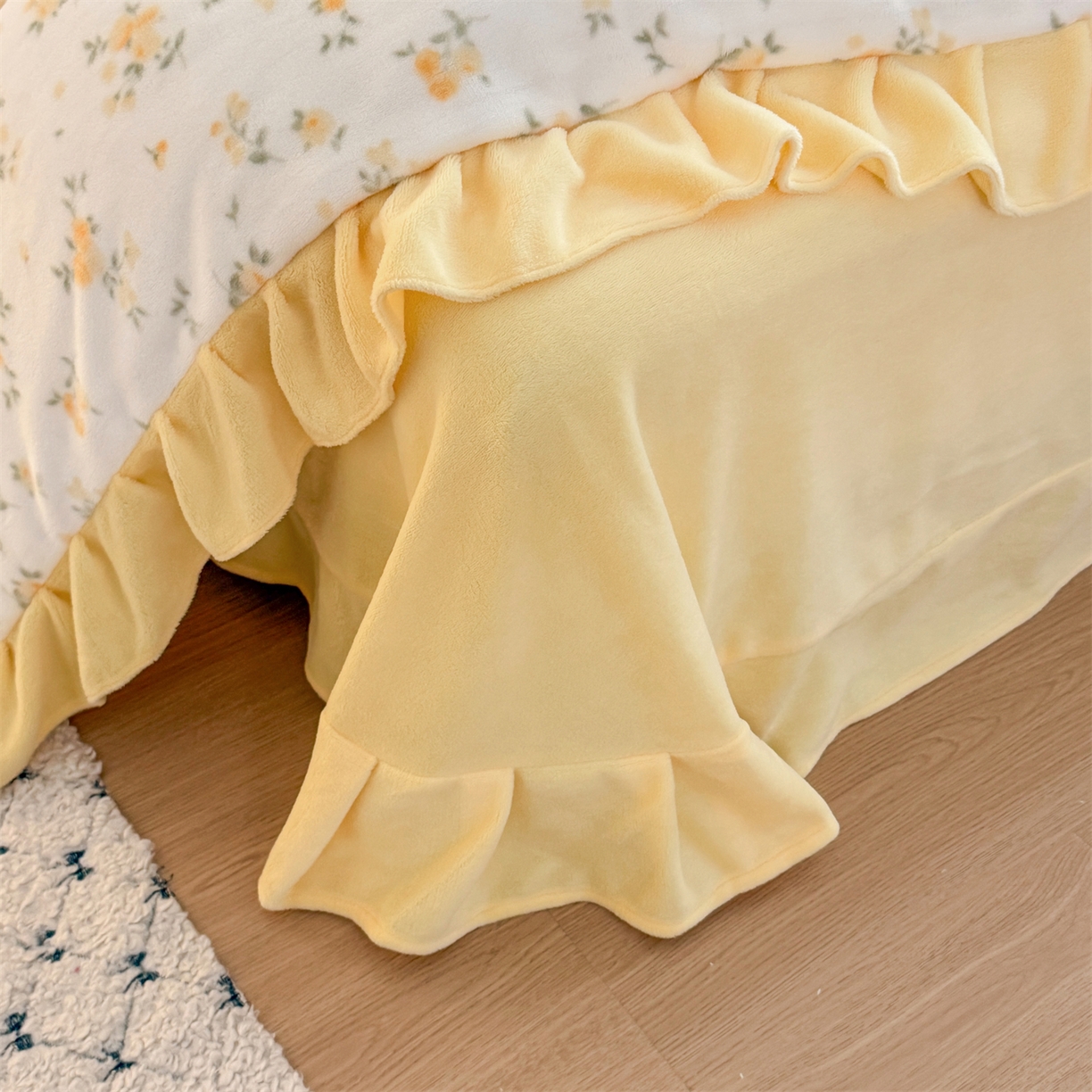 91家纺网 家纺一手货源 找家纺 温眠家纺 2025新款200g全工艺牛奶绒花边款四件套吊边床单 小黄花